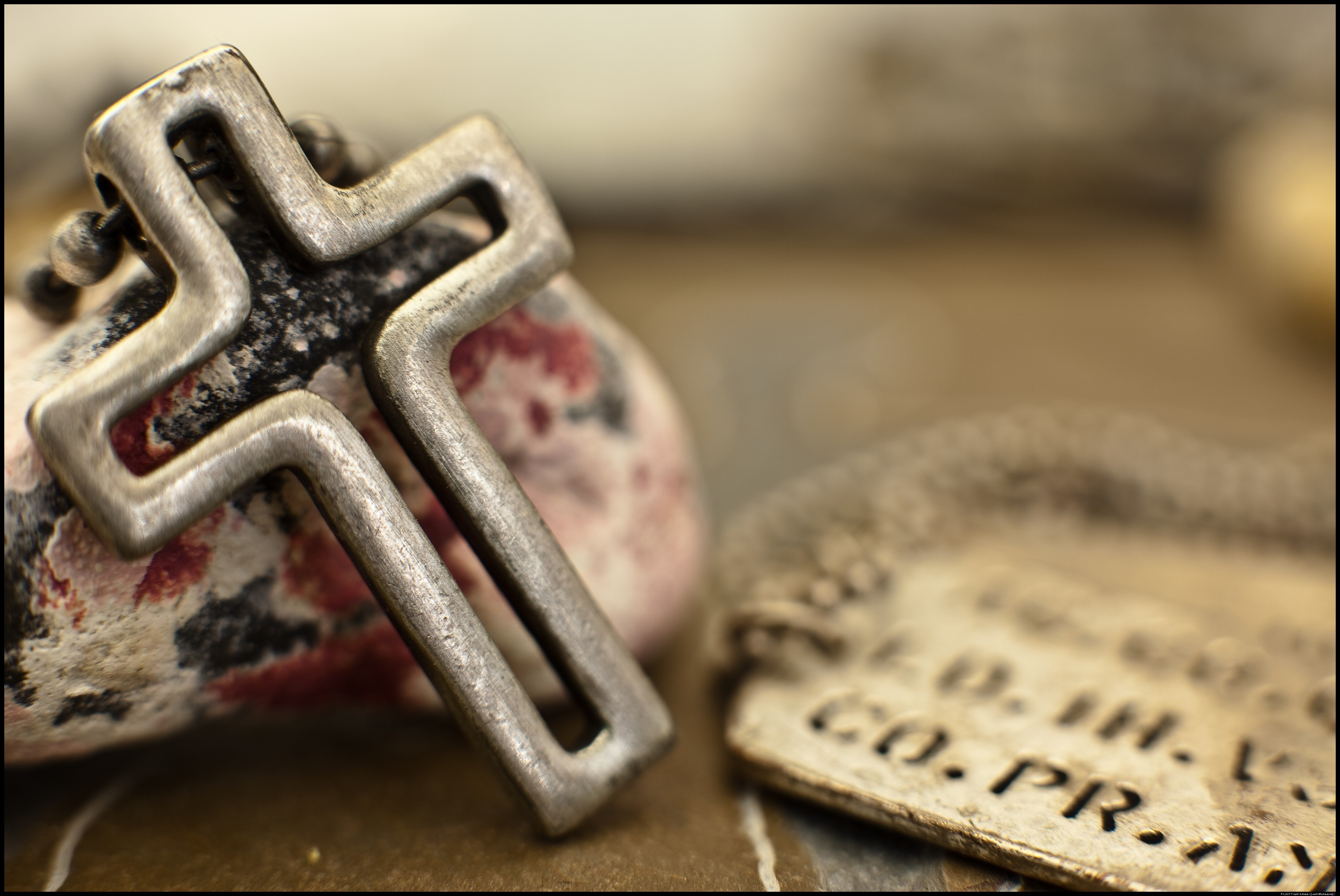 Silver cross necklace and dog tag HD Wallpaper