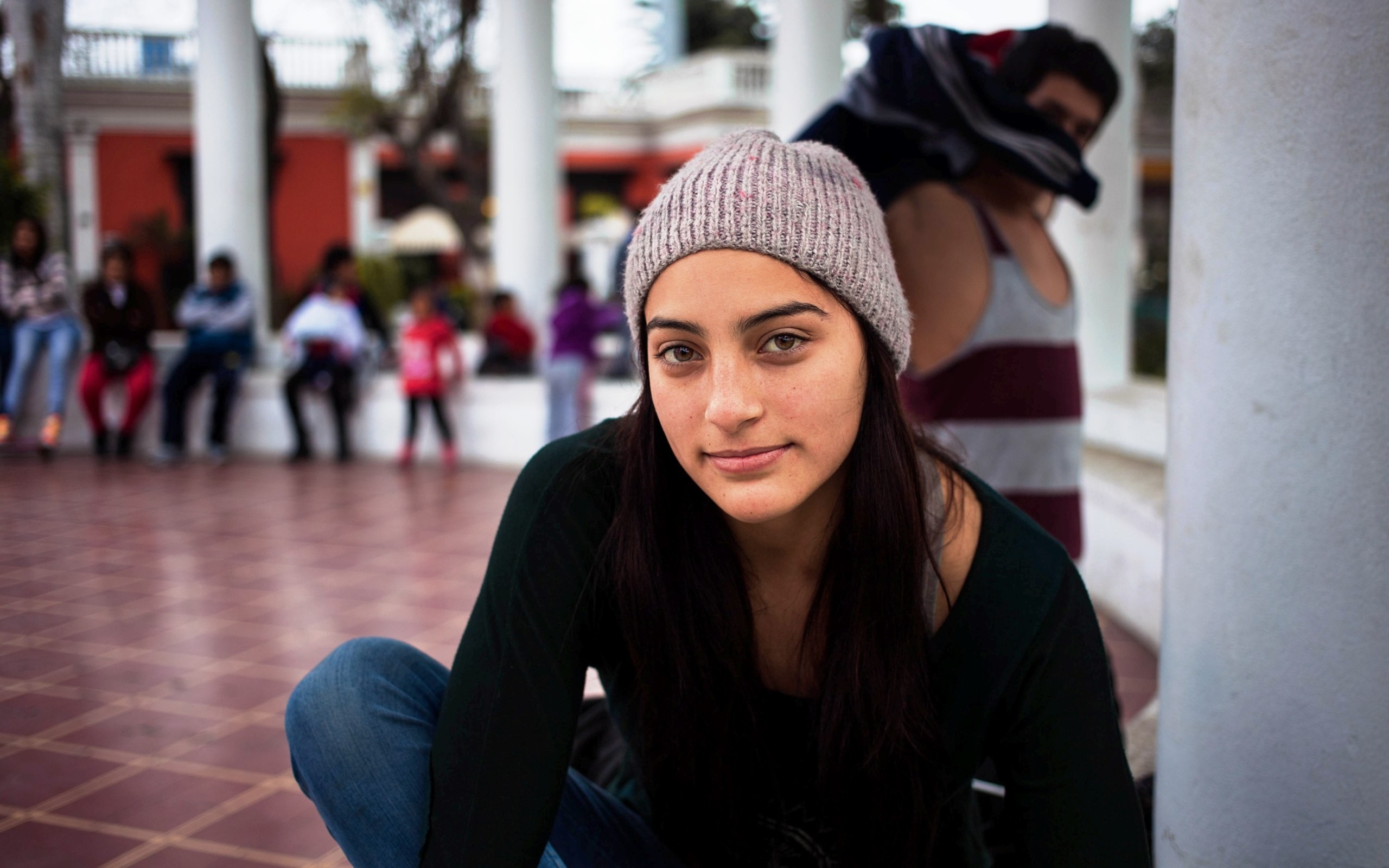 Woman wearing a beanie and dark shirt HD Wallpaper