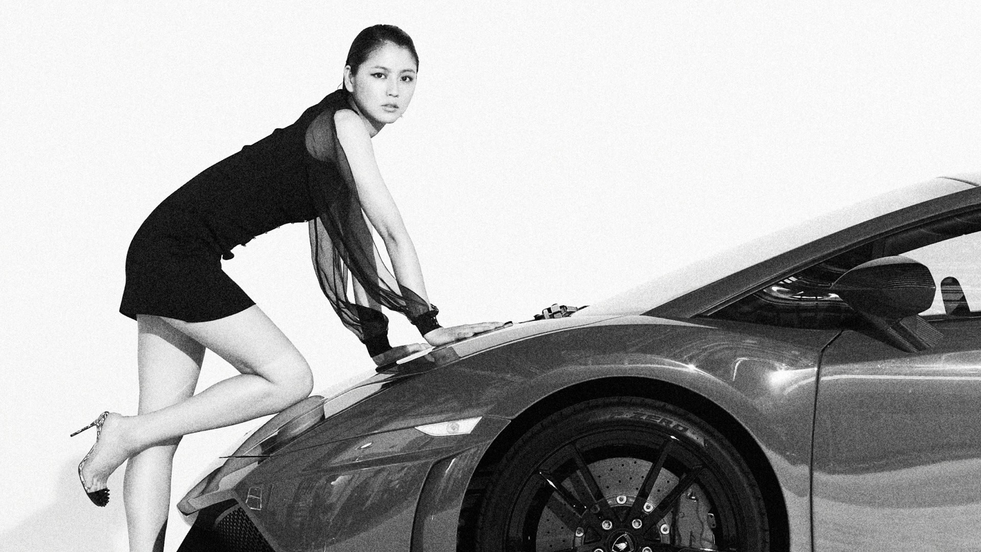 Masami Nagasawa with a sports car HD Wallpaper