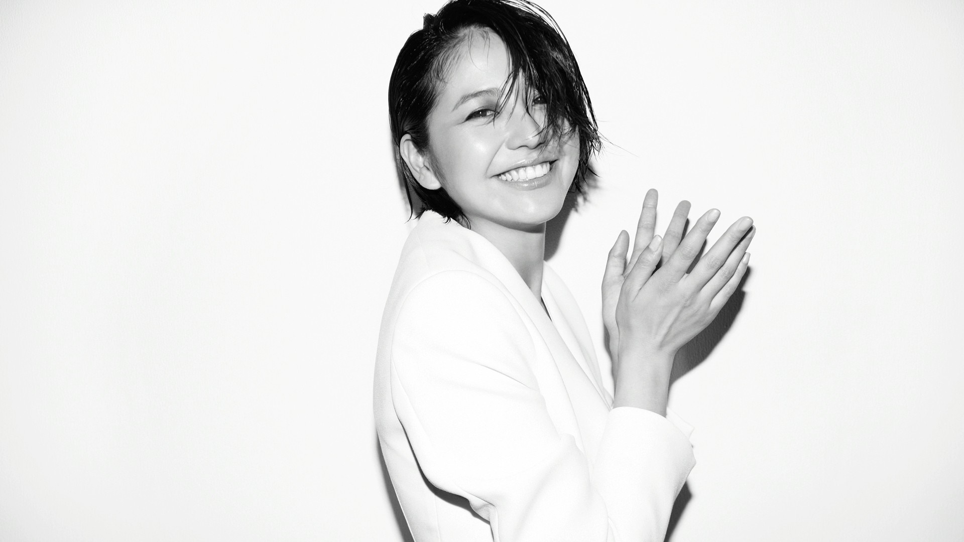 Masami Nagasawa smiling in a white blazer HD Wallpaper