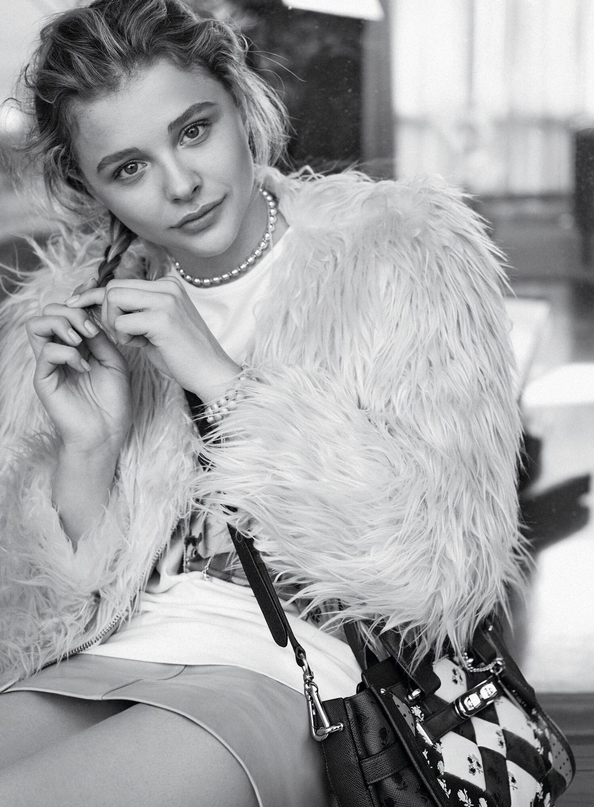 Chloë Grace Moretz in a fur coat HD Wallpaper