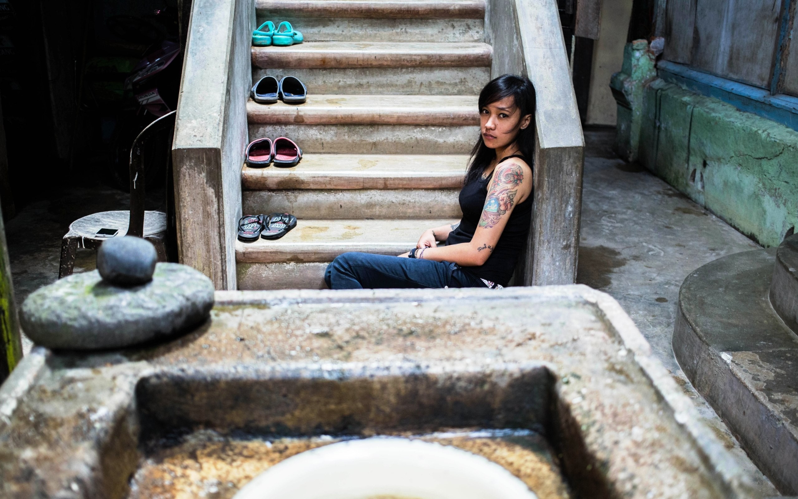Woman sitting on stairs with sandals HD Wallpaper