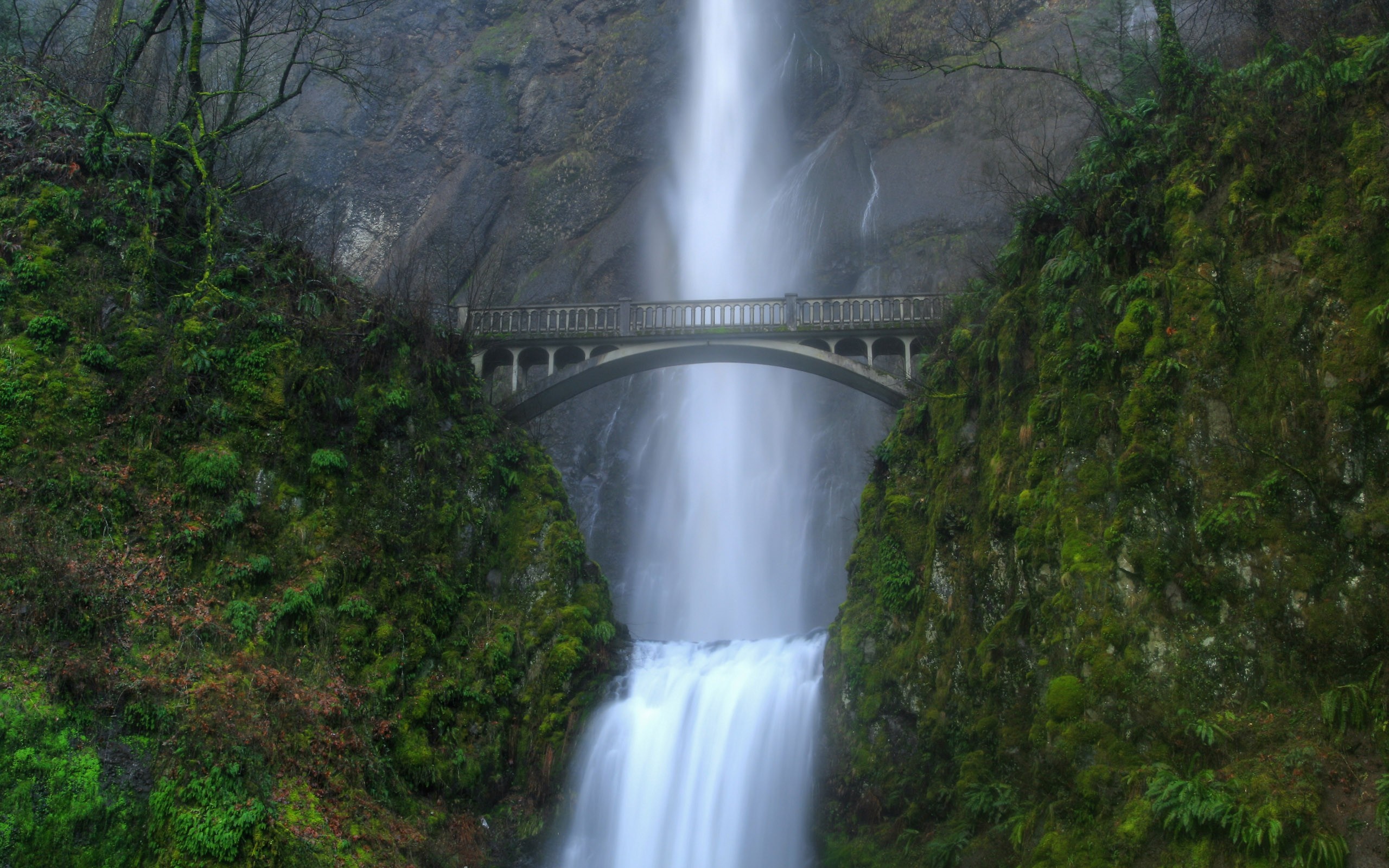 Multnomah Falls with Historic Bridge HD Wallpaper