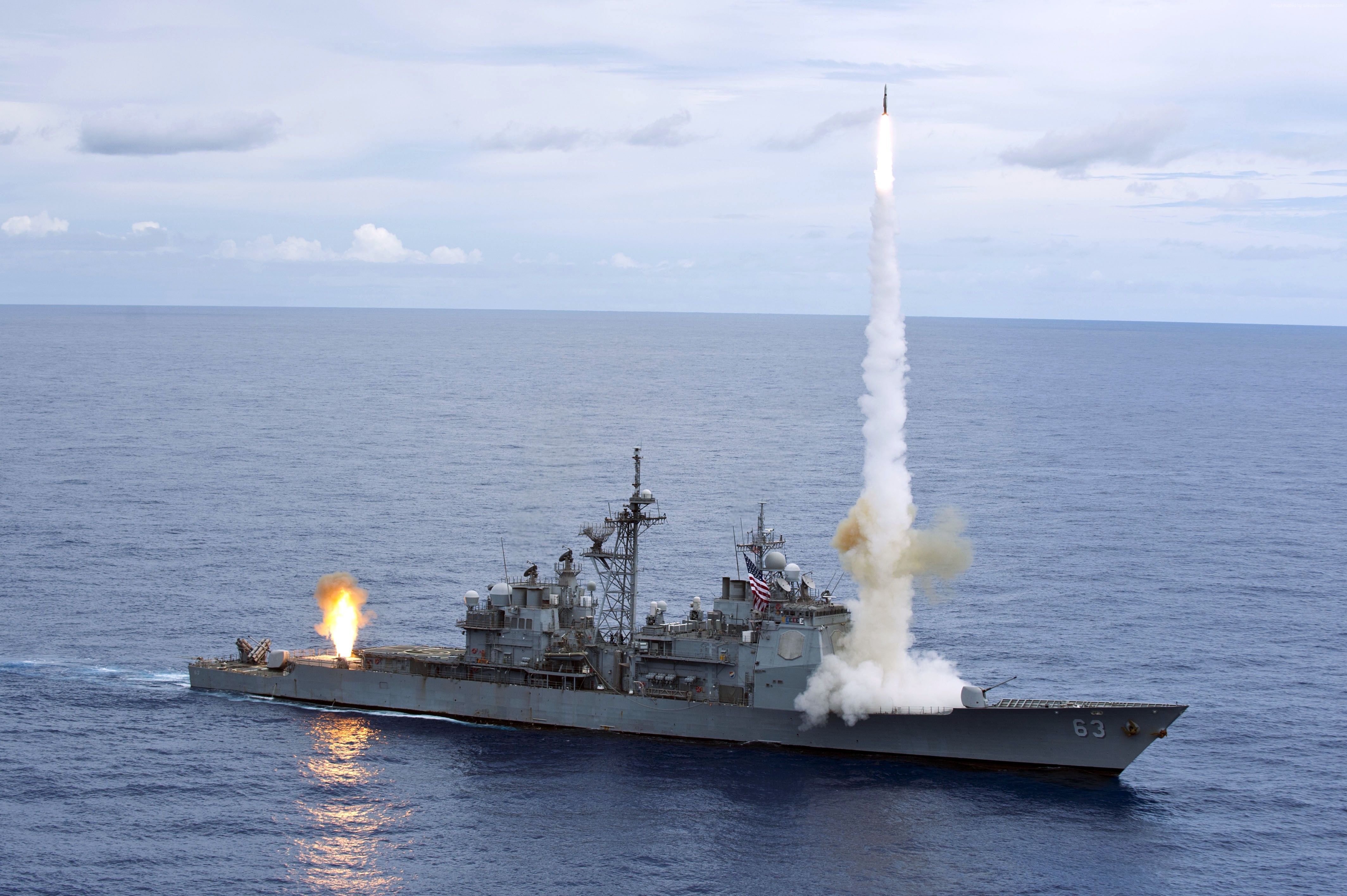 USS Cowpens (CG-63) fires a missile at sea HD Wallpaper