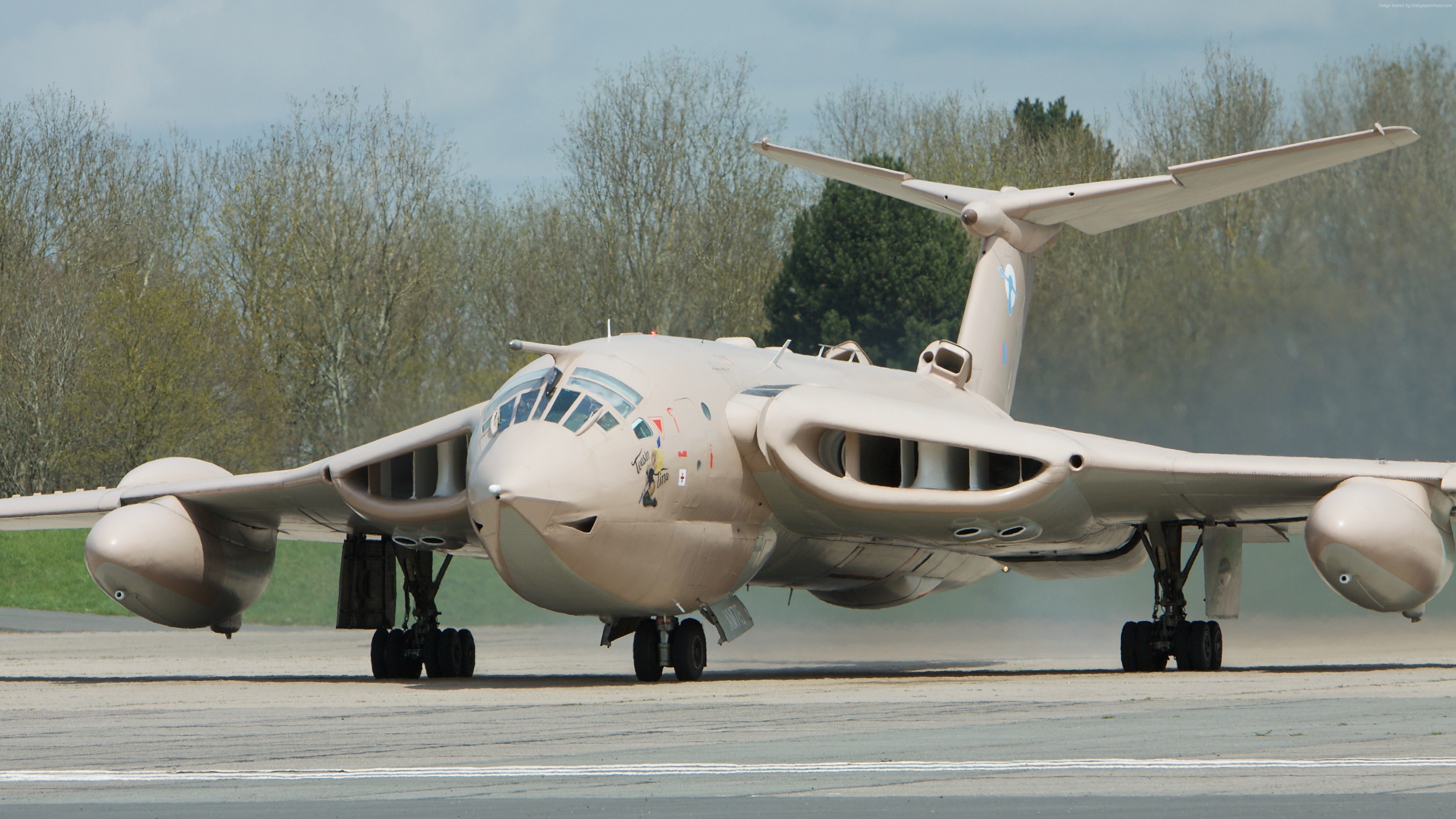 Handley Page Victor bomber aircraft on a runway HD Wallpaper