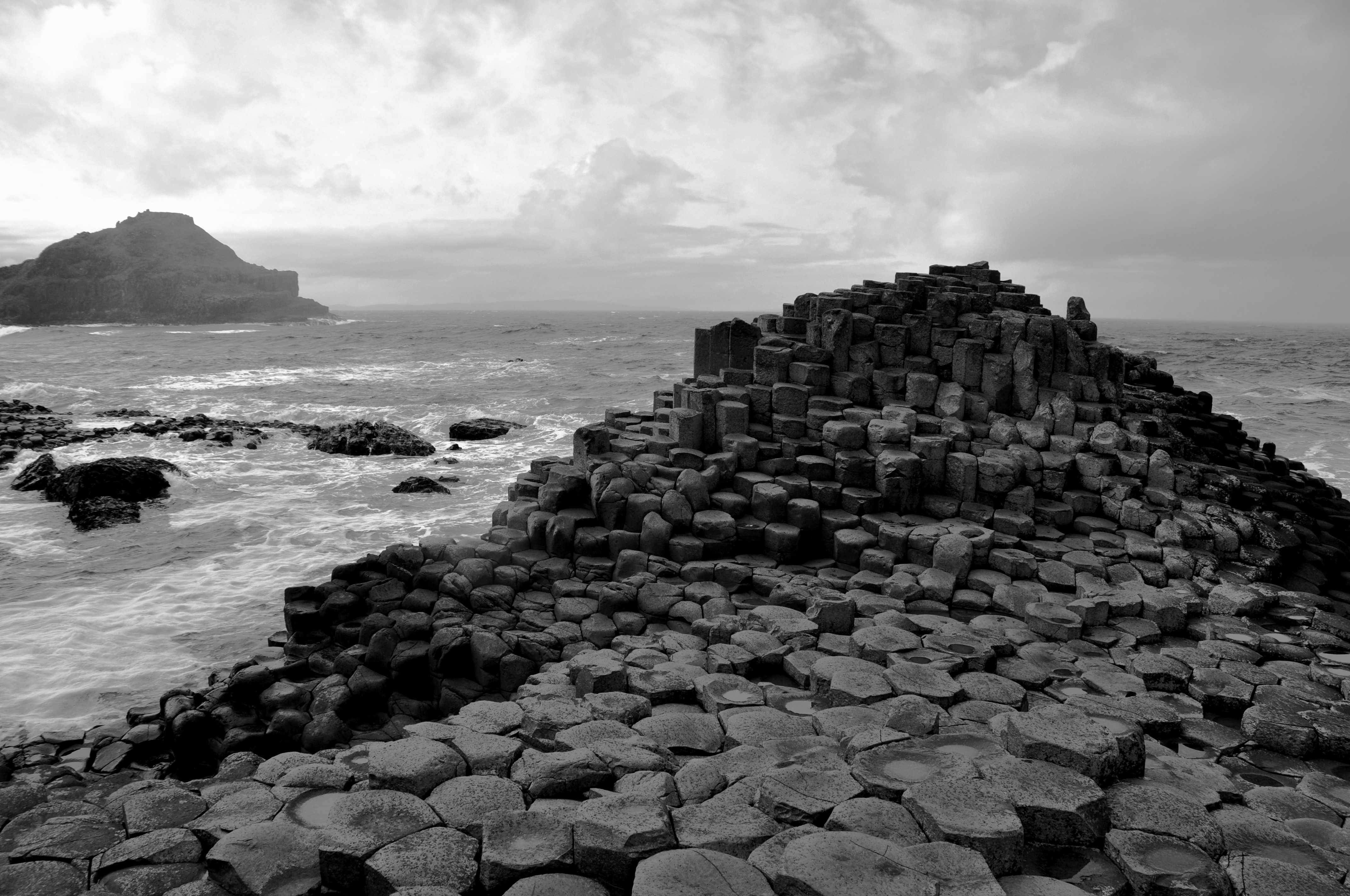 Giant's Causeway rock formation on the coast of Ireland HD Wallpaper