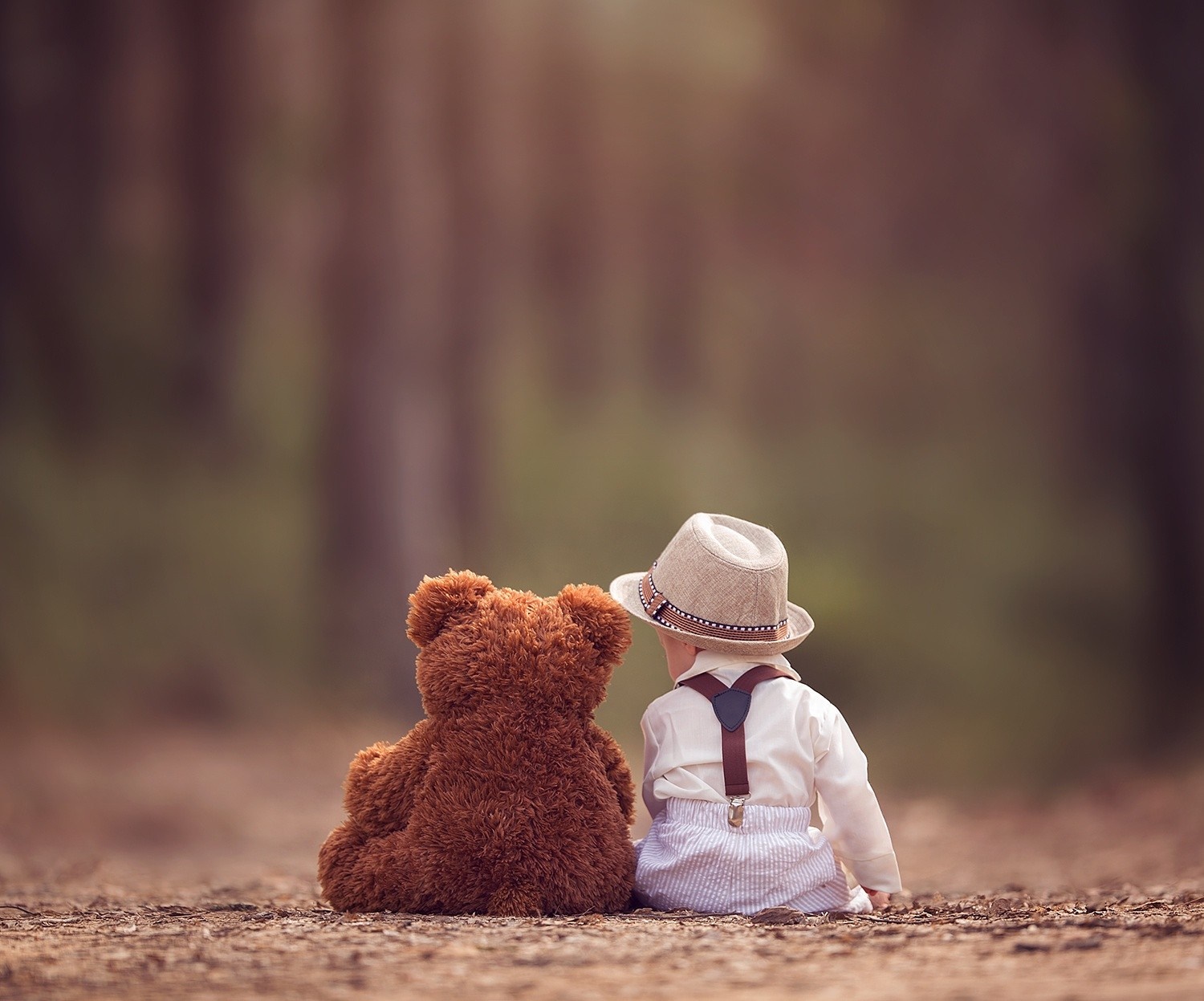 Child with teddy bear sitting on the ground HD Wallpaper