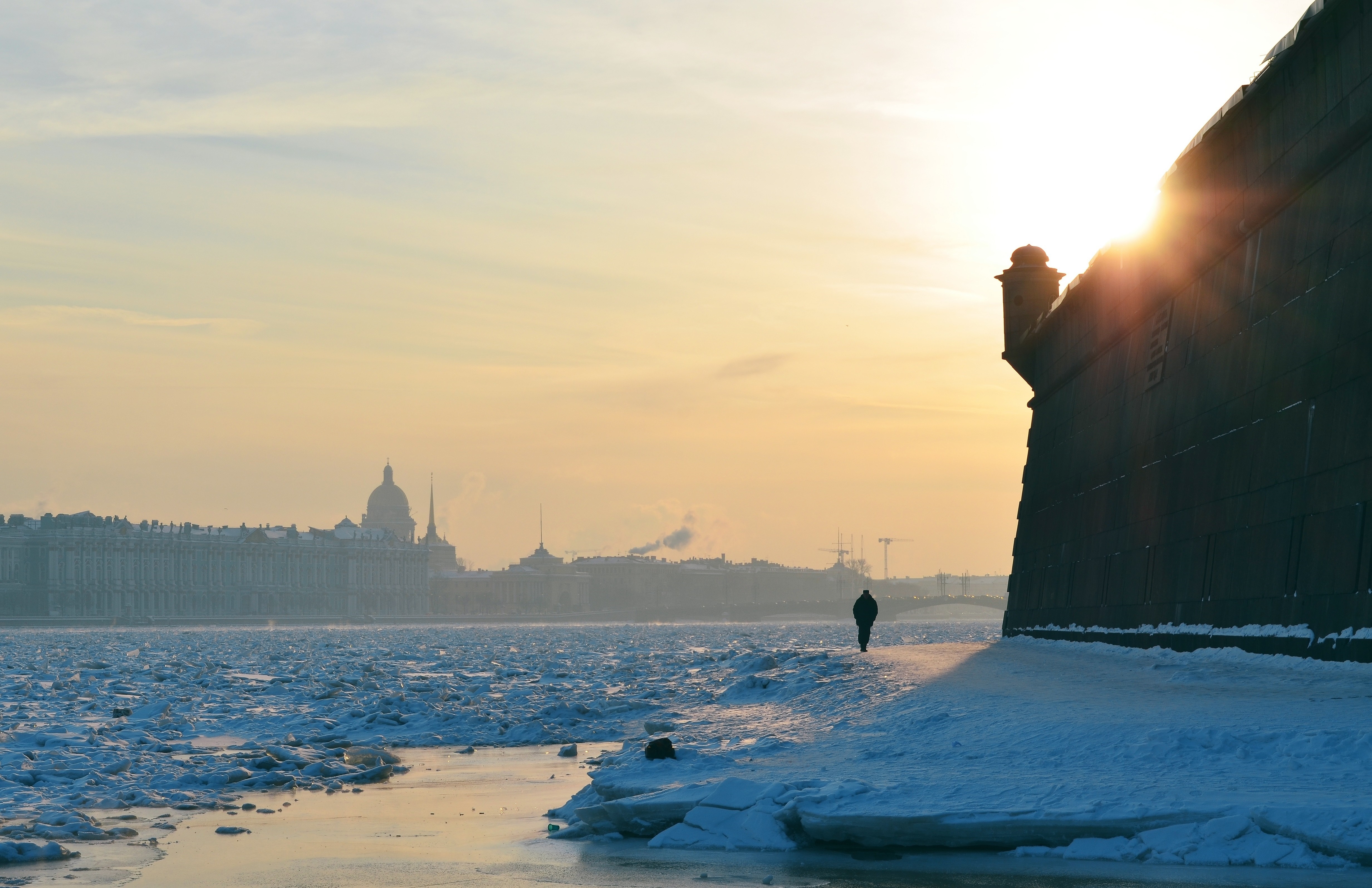 Winter sunset over St. Petersburg with ice on the Neva River HD Wallpaper