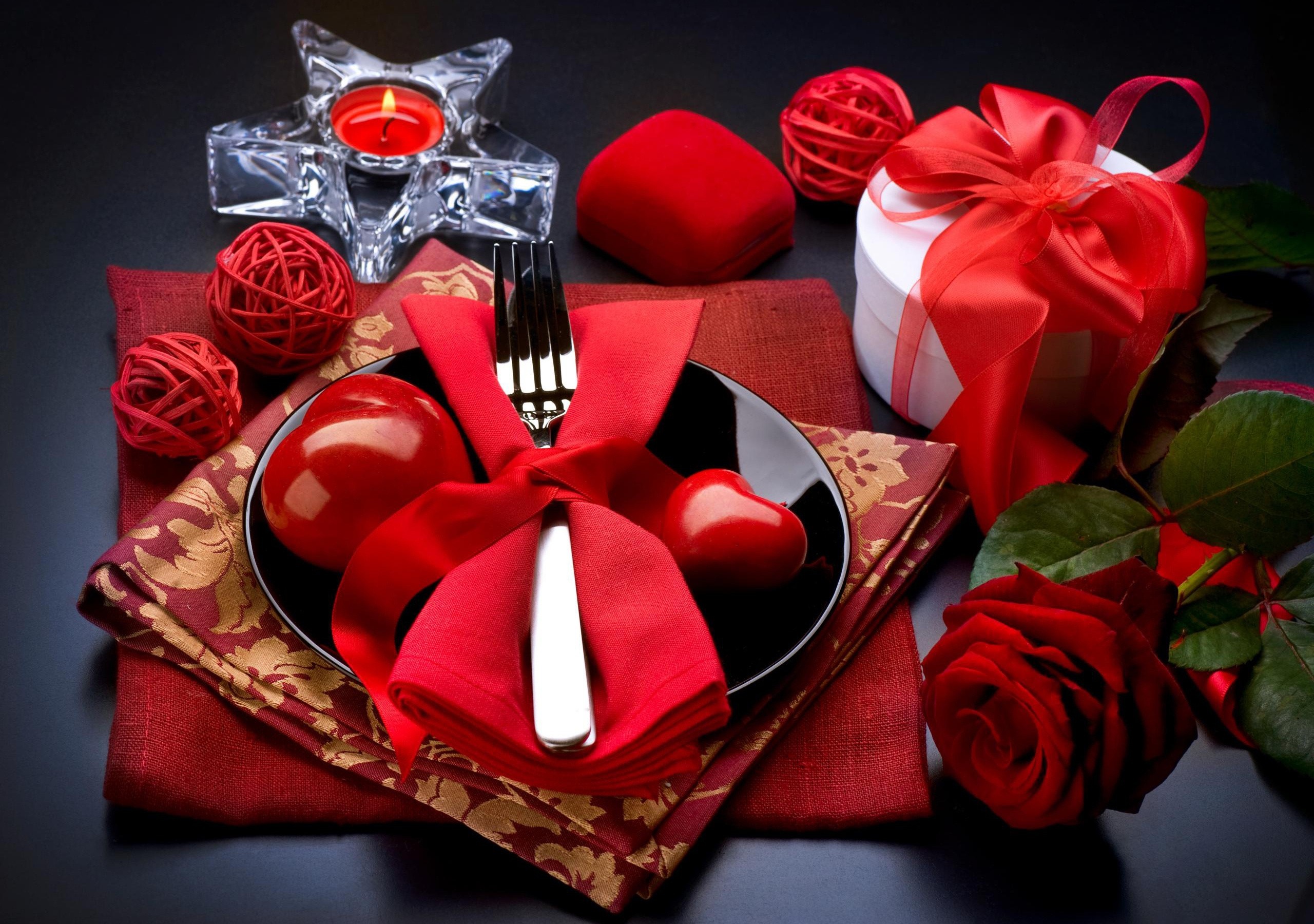 Valentine's Day table setting with rose and gifts HD Wallpaper