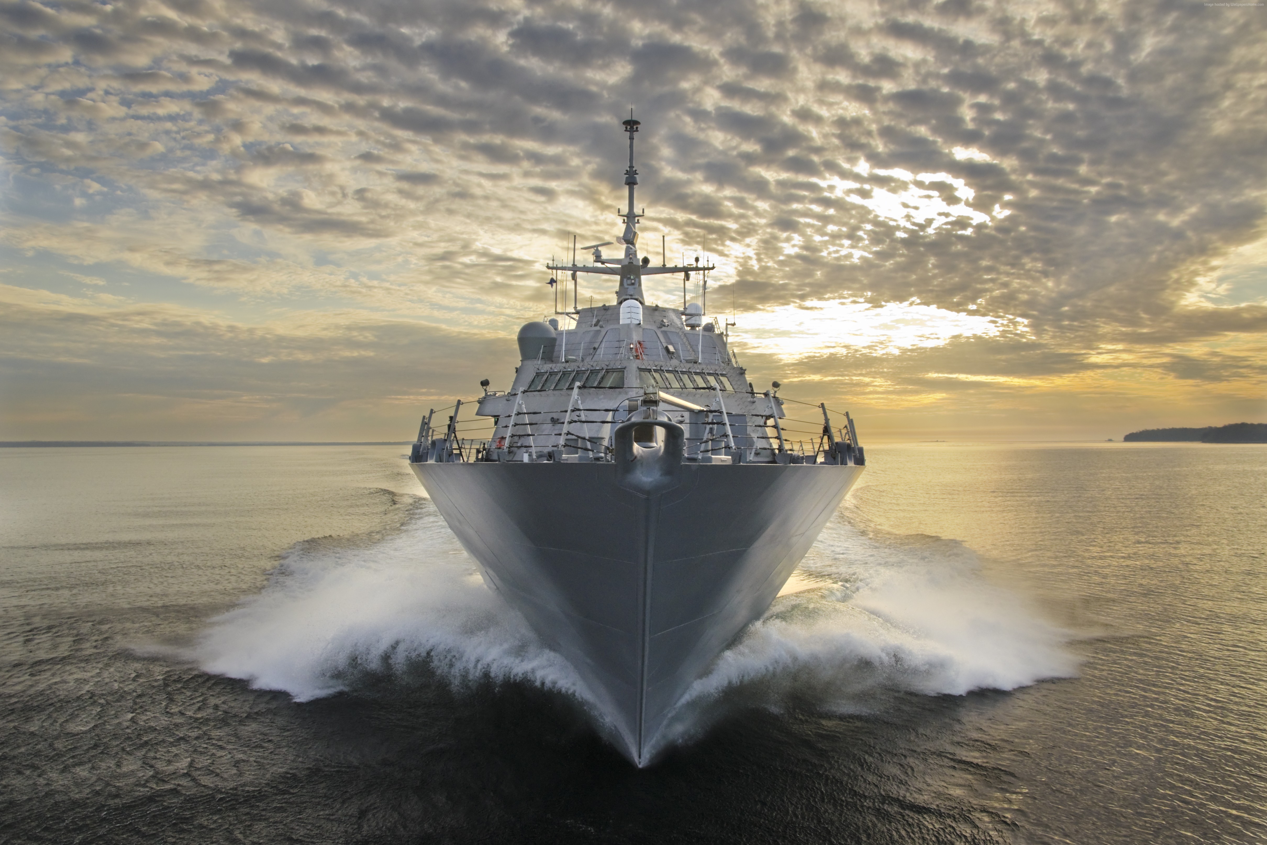 USS Fort Worth LCS-3 Freedom-class combat ship at sea HD Wallpaper
