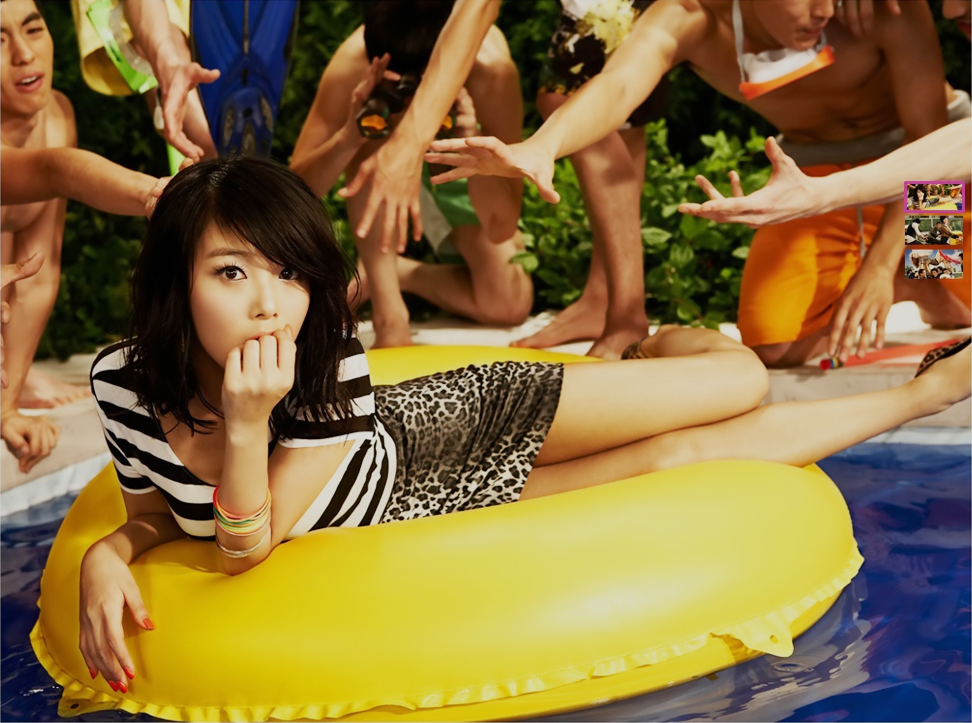 Woman in pool with inflatable ring and men around her HD Wallpaper