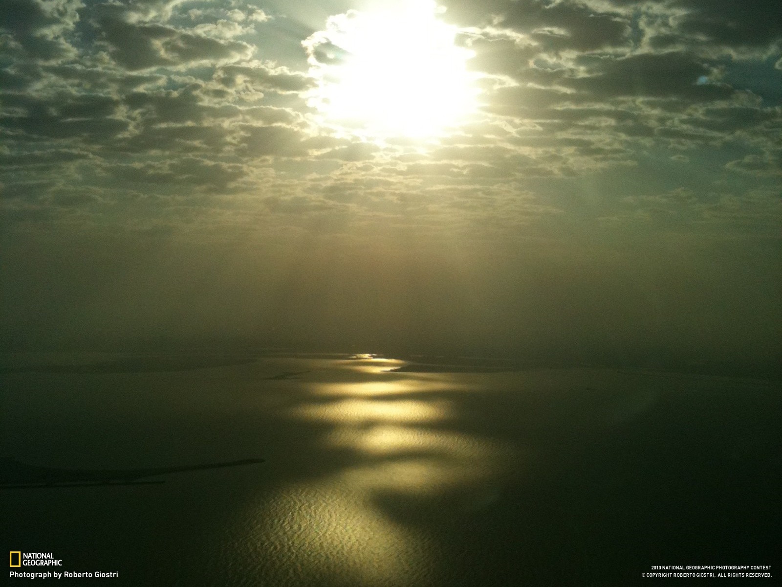 Sunlight reflecting on the sea with clouds HD Wallpaper