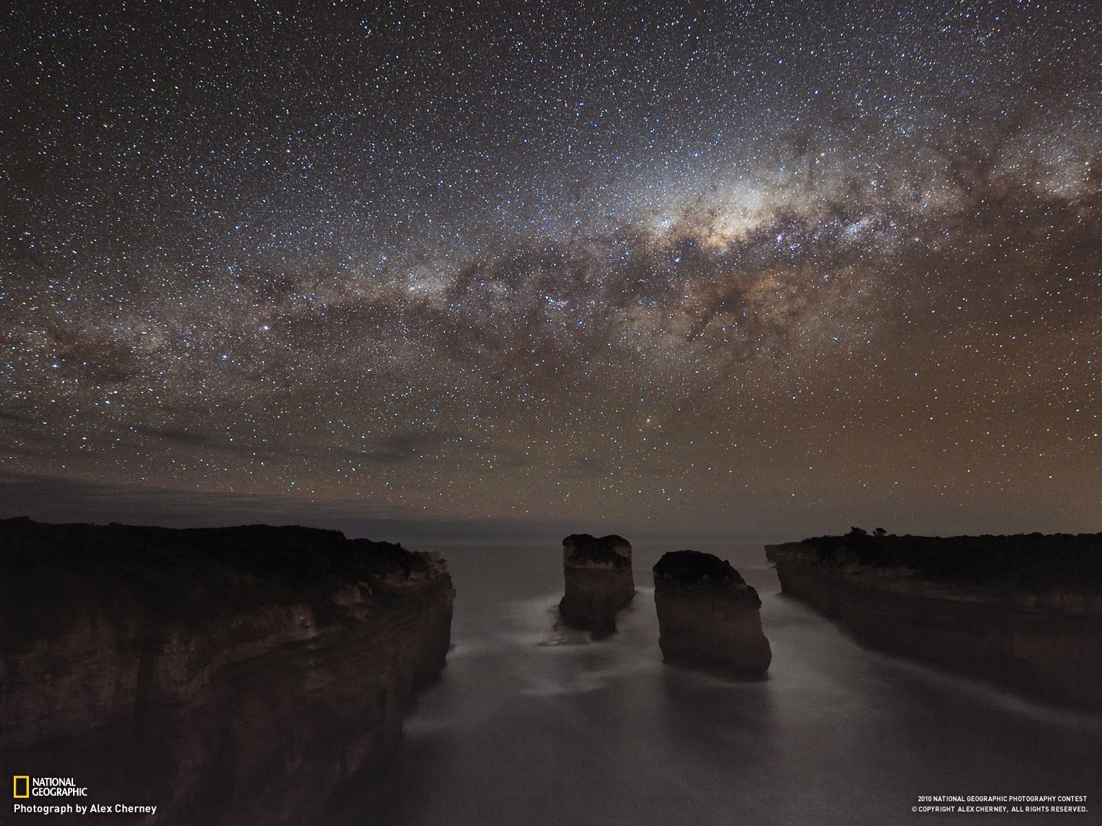 The Milky Way over the ocean at night HD Wallpaper