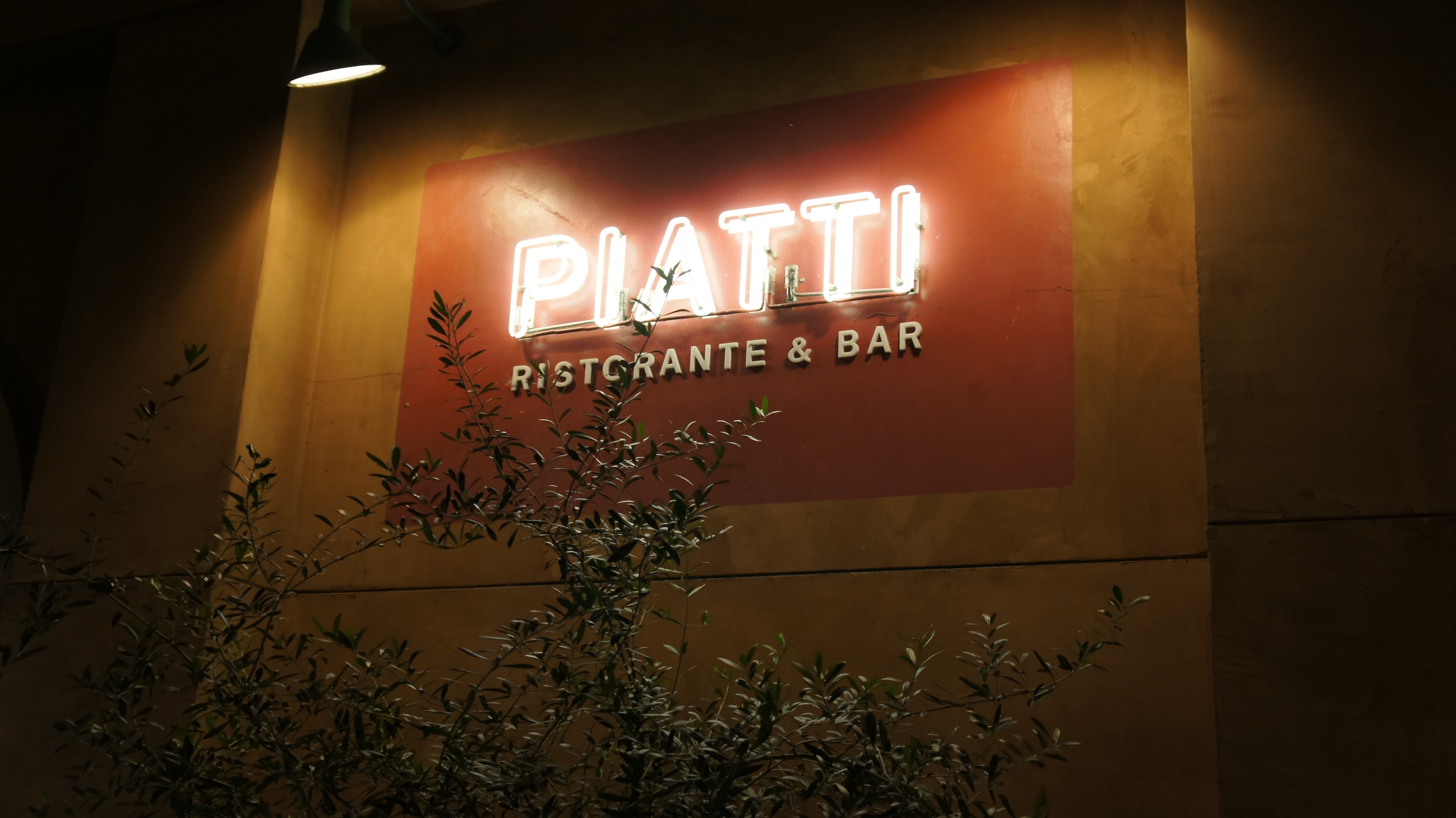 Piatti Ristorante & Bar neon sign at night HD Wallpaper