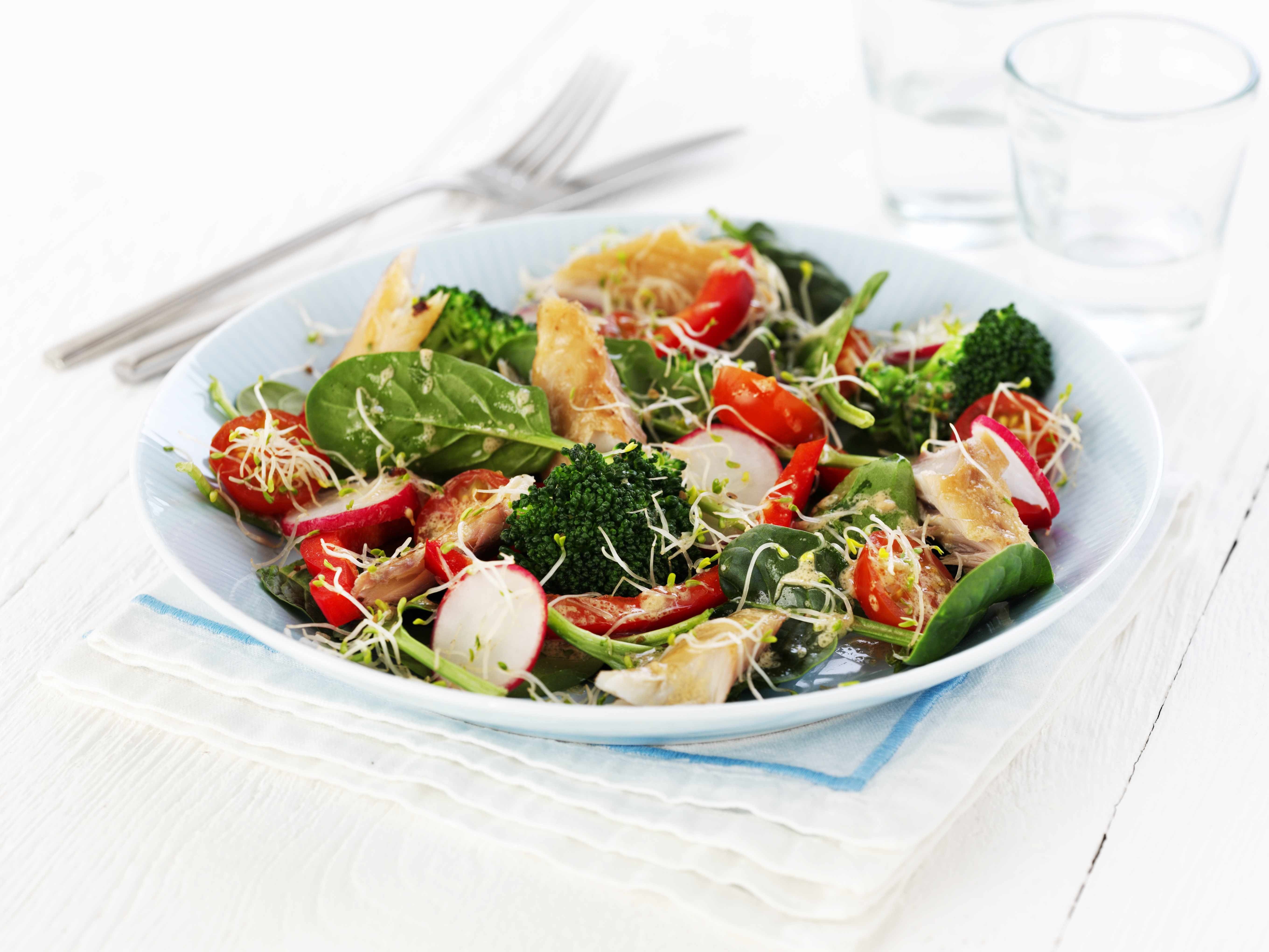 Salad with spinach, cherry tomatoes, radishes, and broccoli HD Wallpaper