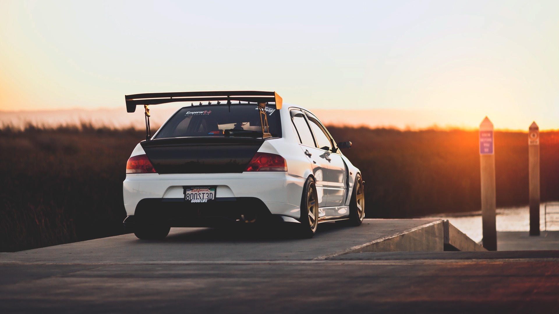 White Mitsubishi Lancer Evolution VIII with a large spoiler HD Wallpaper