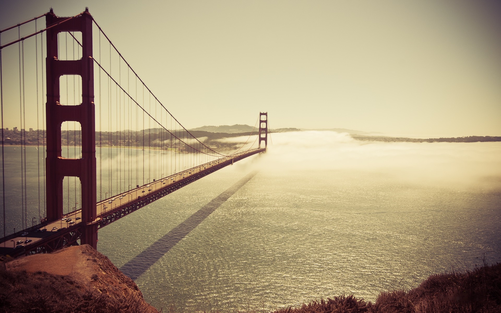Golden Gate Bridge shrouded in fog HD Wallpaper