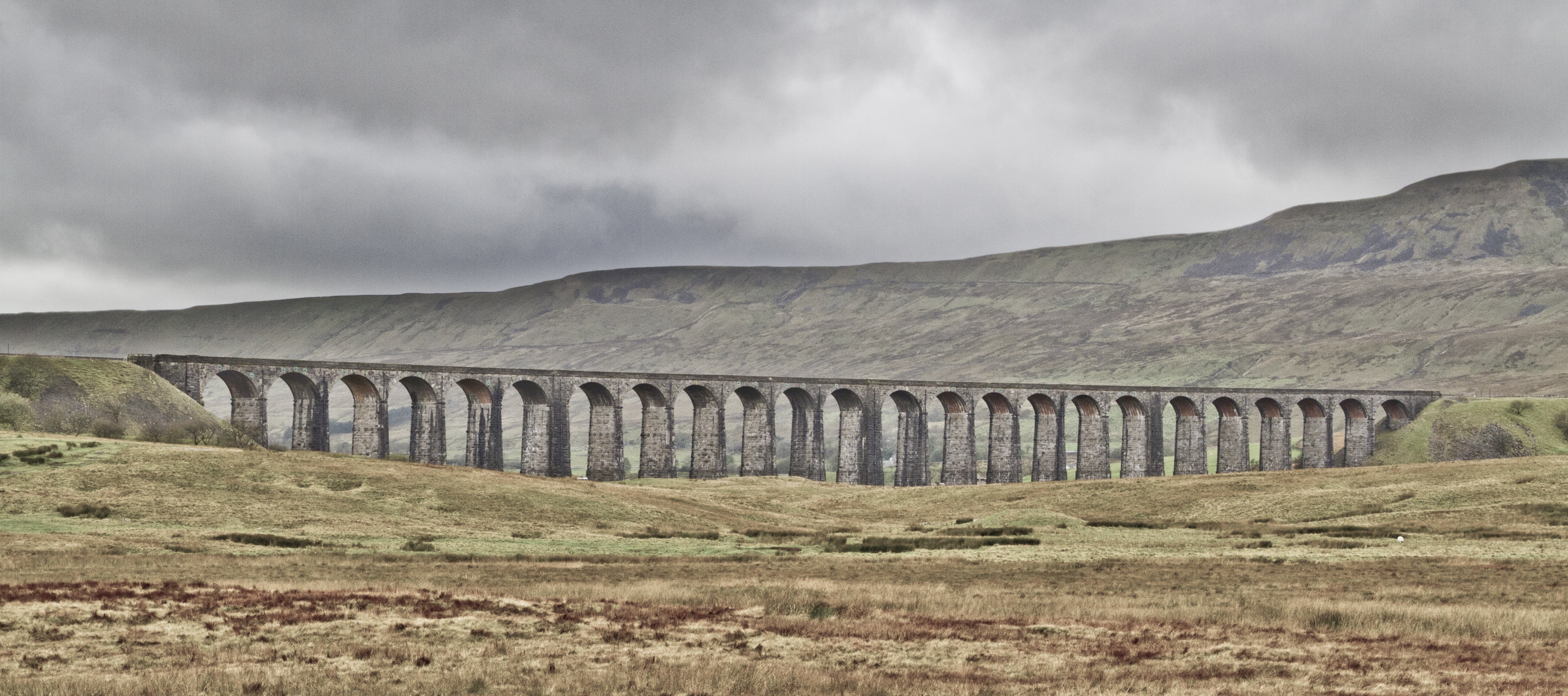 Ribblehead Viaduct on a cloudy day HD Wallpaper