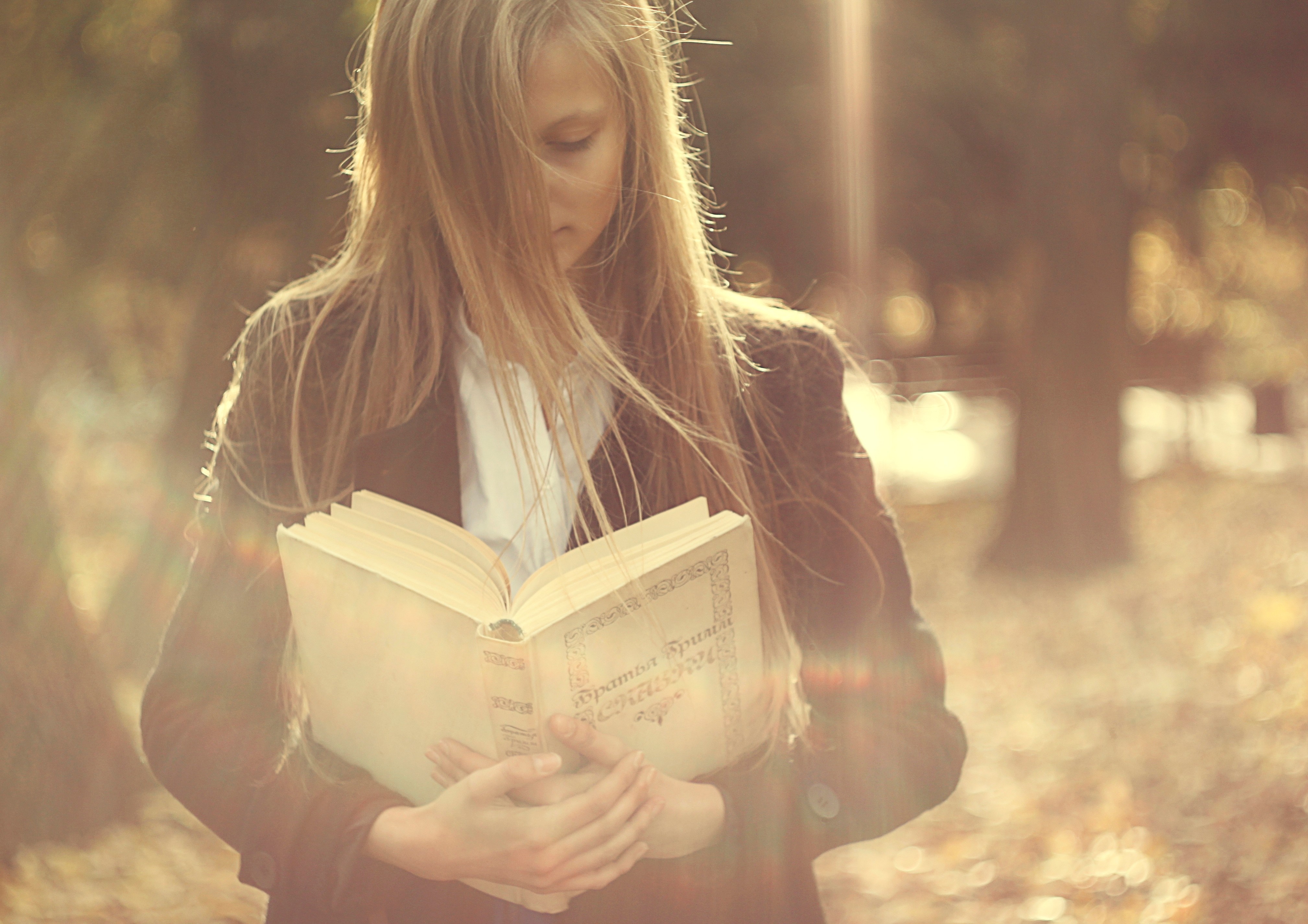 Girl reading a book in the sunlight HD Wallpaper