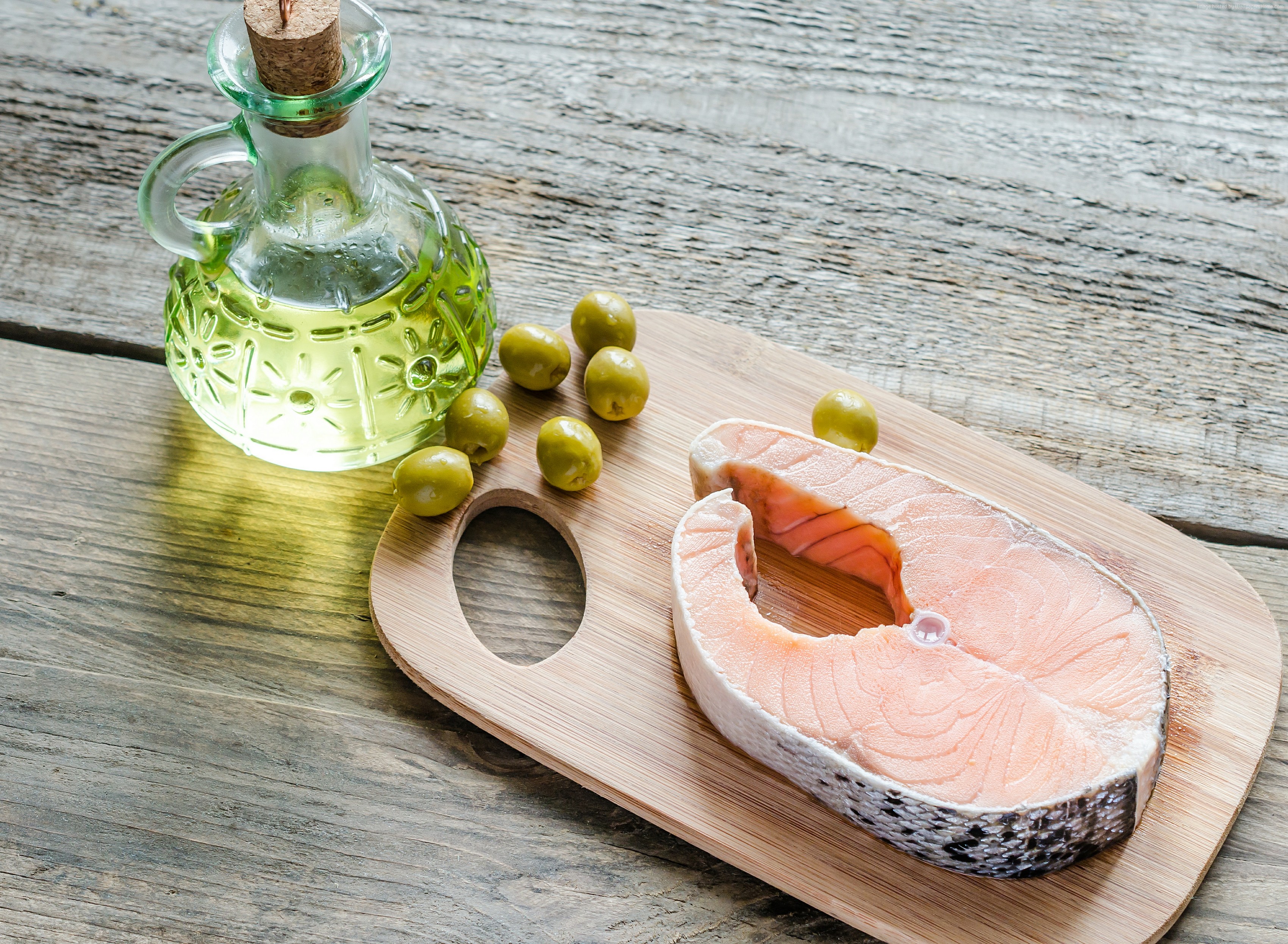 Salmon steak with olives and olive oil HD Wallpaper