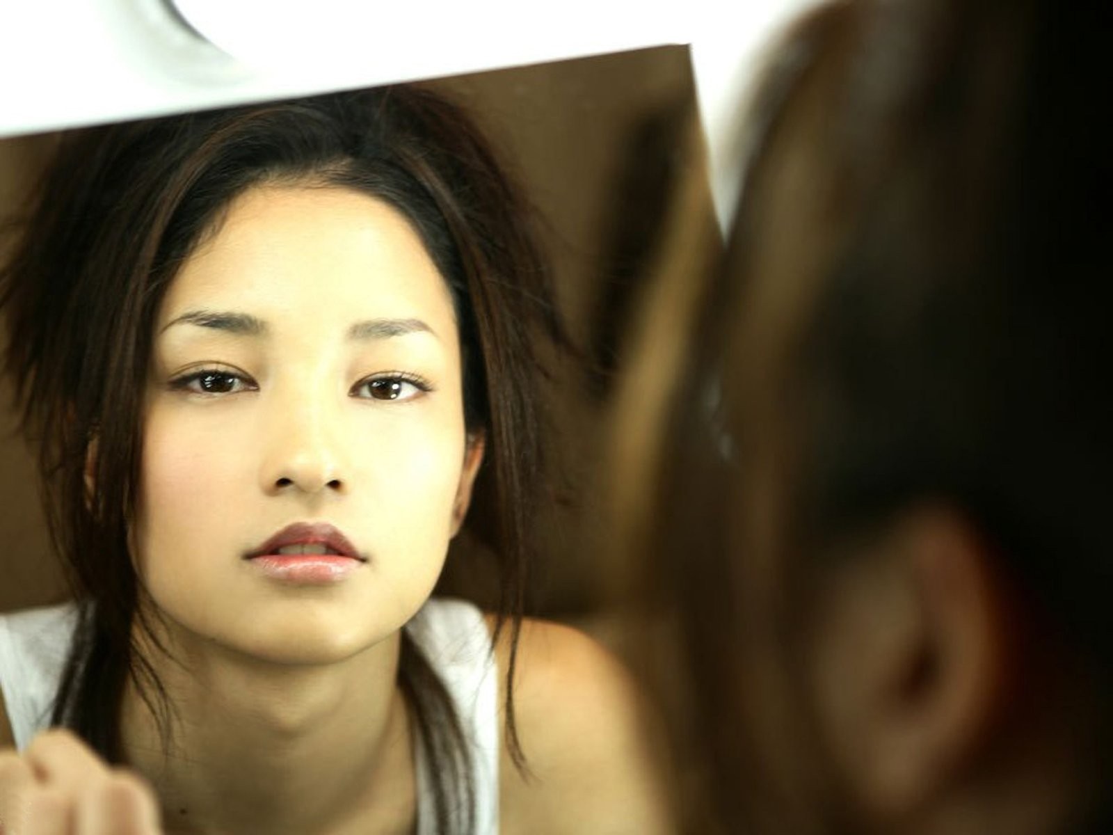 Meisa Kuroki looking into a mirror HD Wallpaper