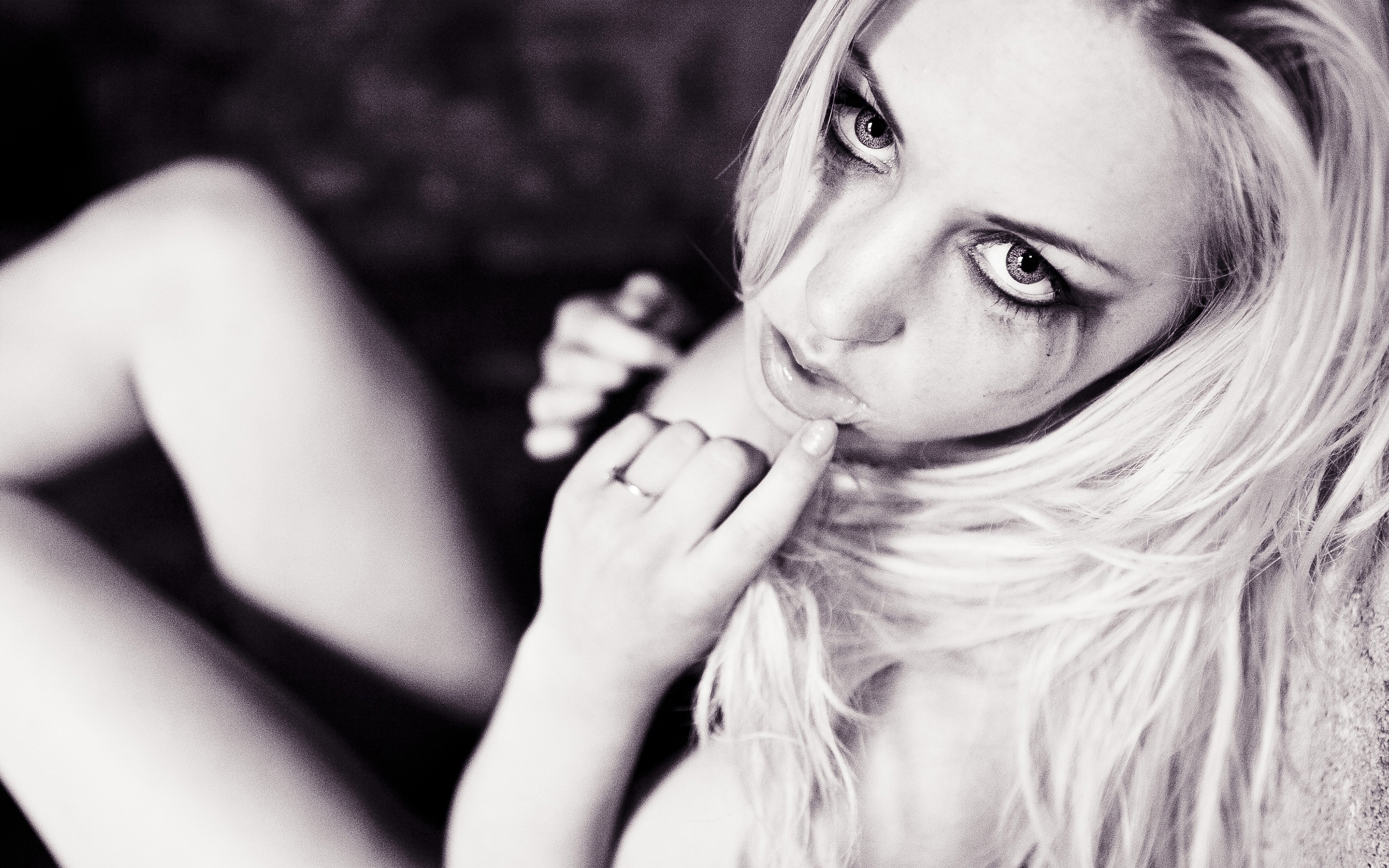 Black and white portrait of a blonde woman with makeup HD Wallpaper