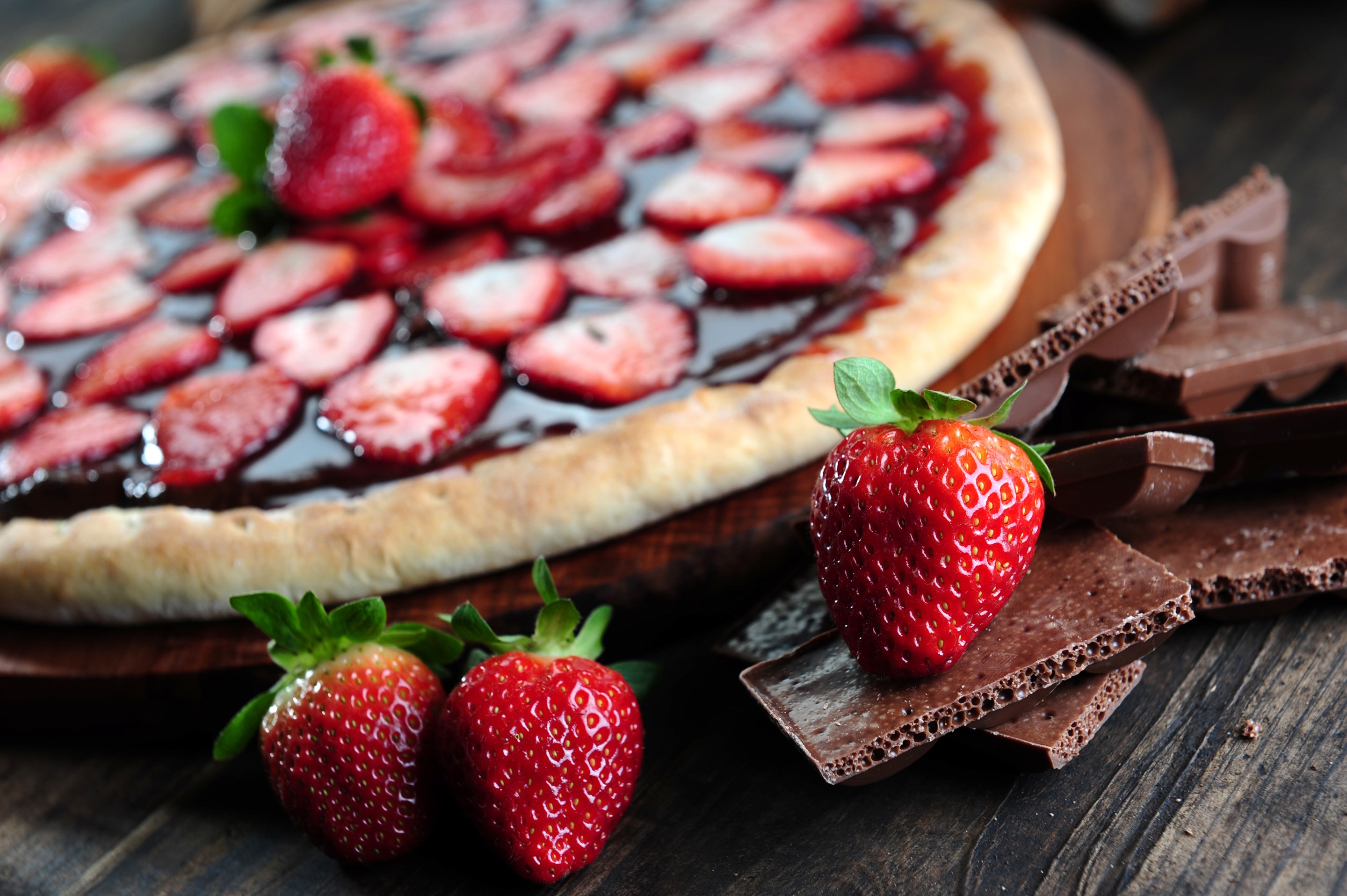 Chocolate strawberry pizza with fresh strawberries and chocolate bars HD Wallpaper