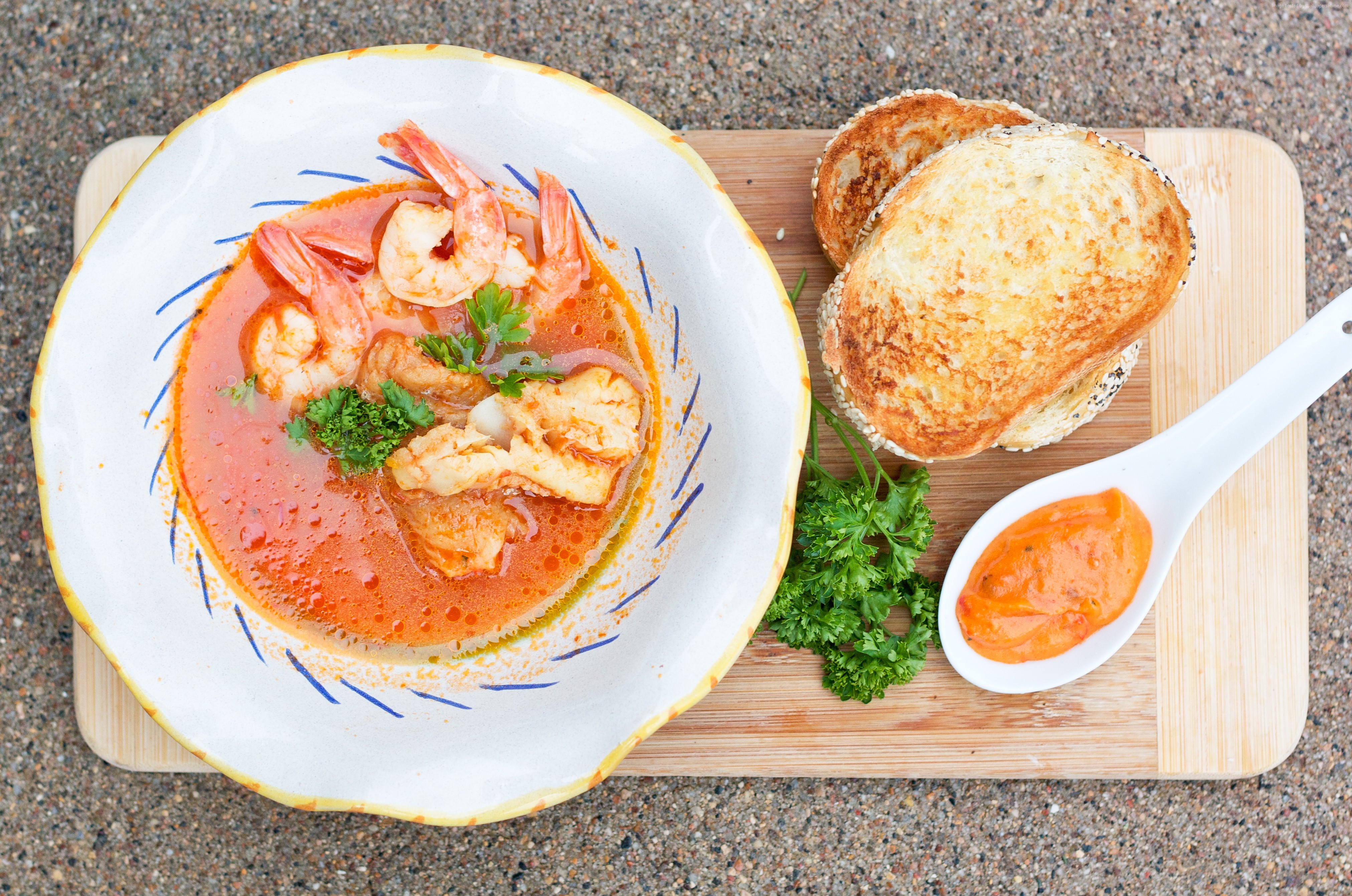 Seafood soup with shrimp, toast, and sauce HD Wallpaper