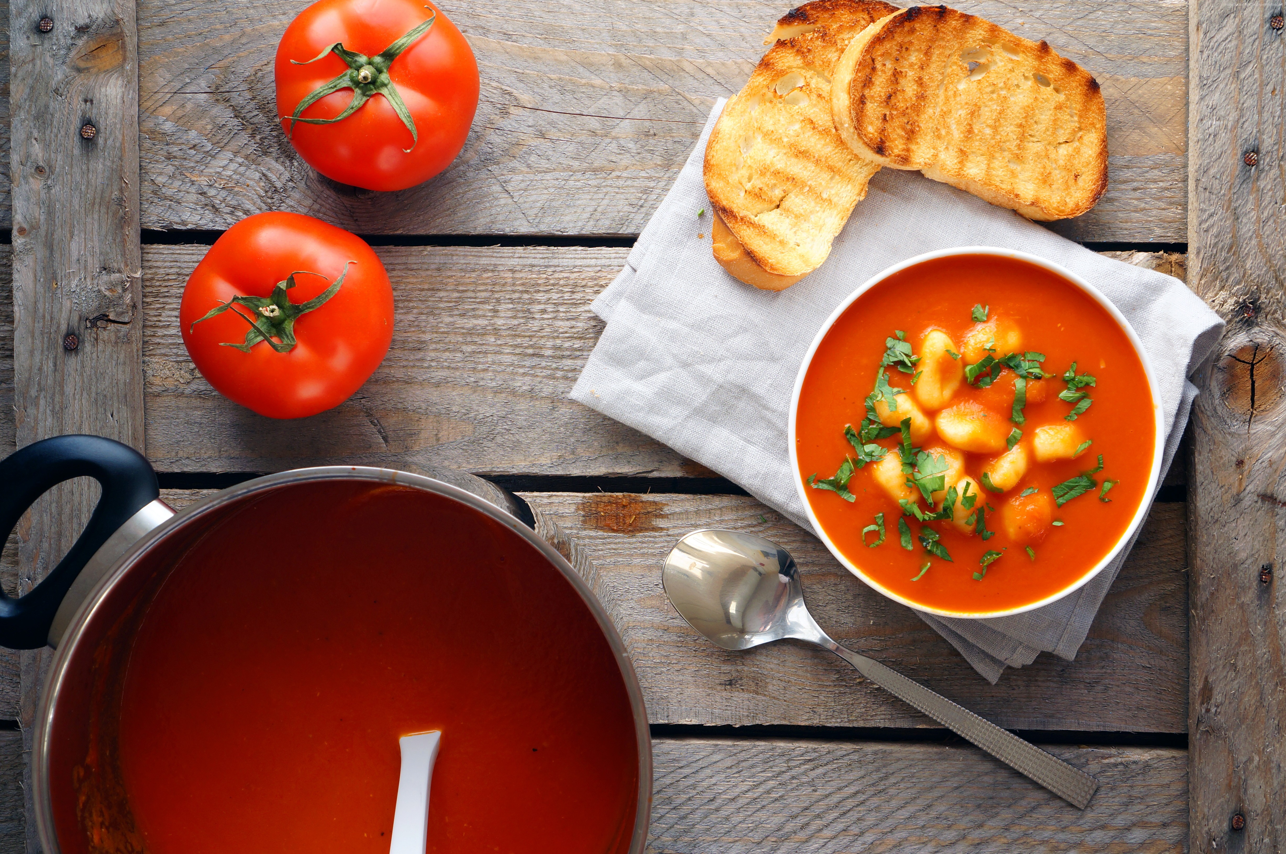 Tomato soup with gnocchi and toast HD Wallpaper