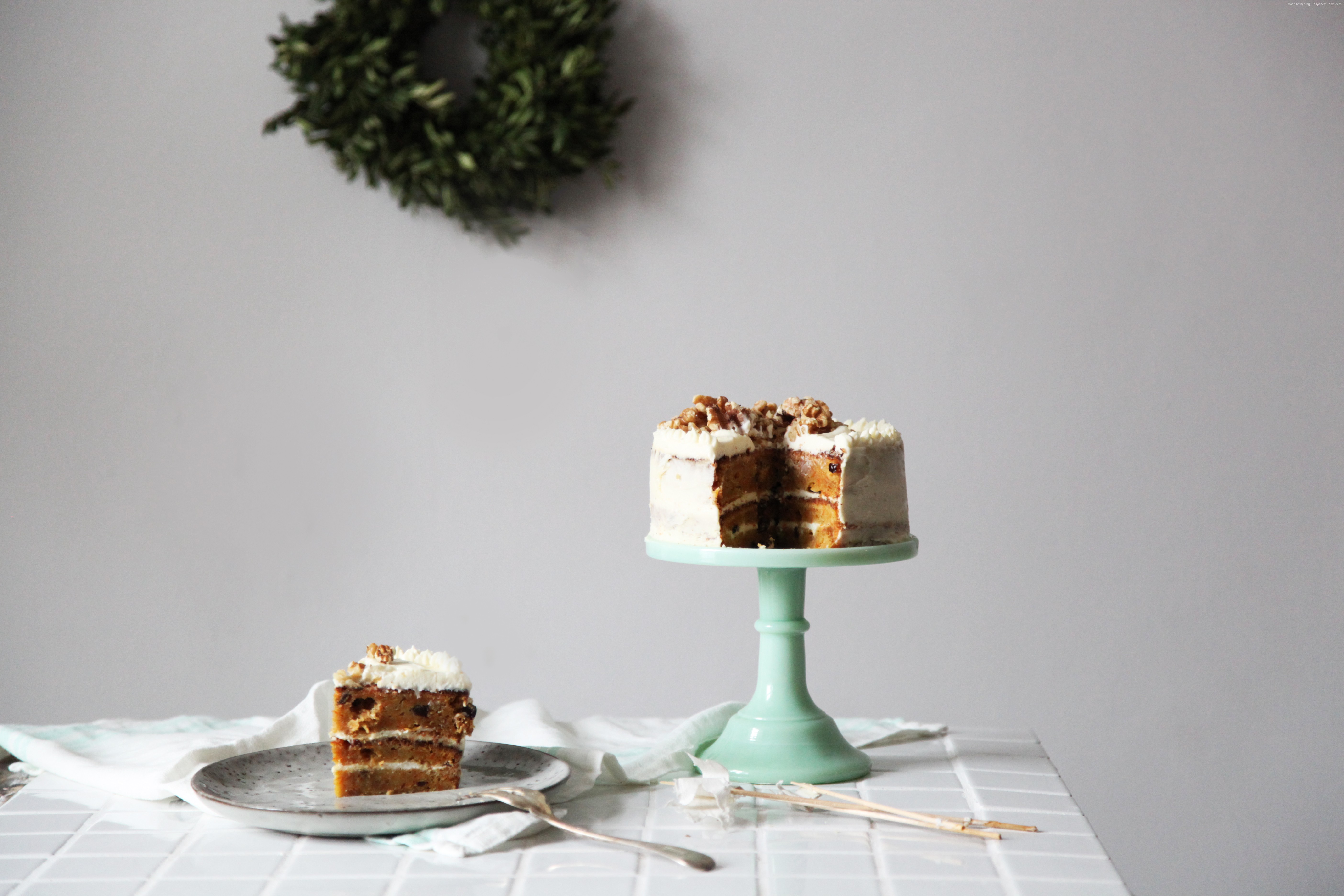 Carrot cake with walnuts and frosting HD Wallpaper
