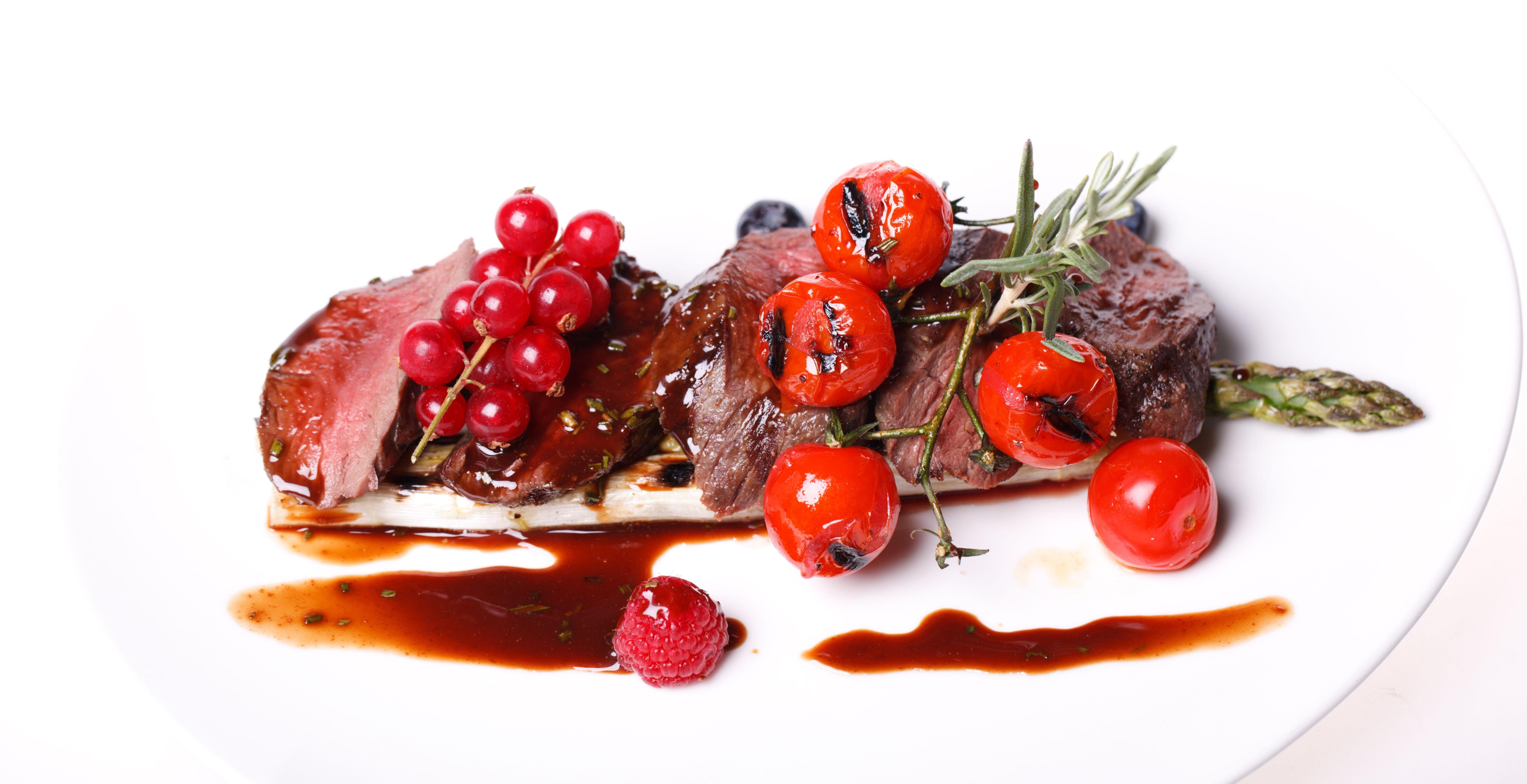 Pork medallions with red currants and cherry tomatoes HD Wallpaper