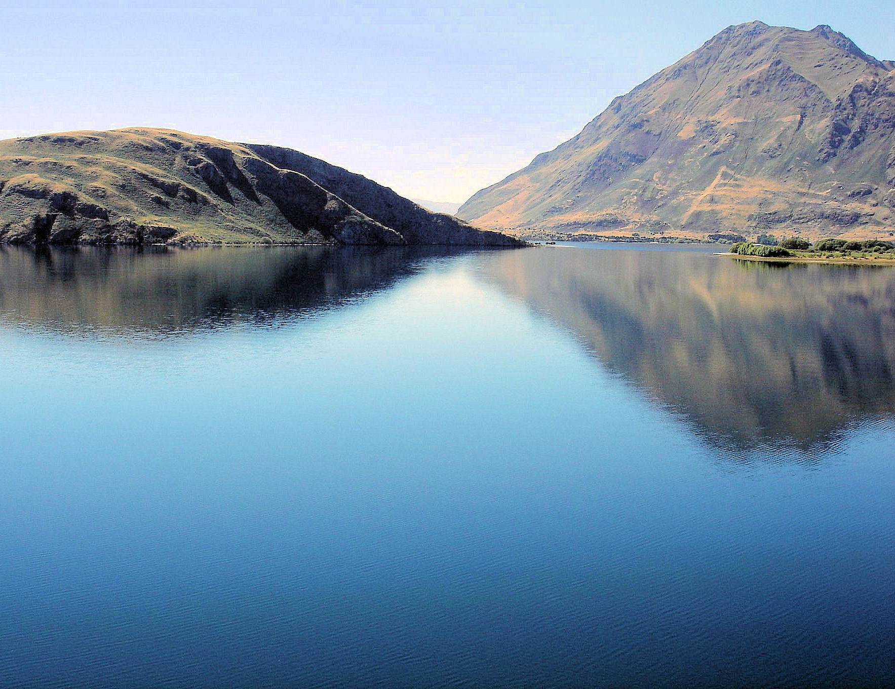 Lake reflection of mountains and hills HD Wallpaper