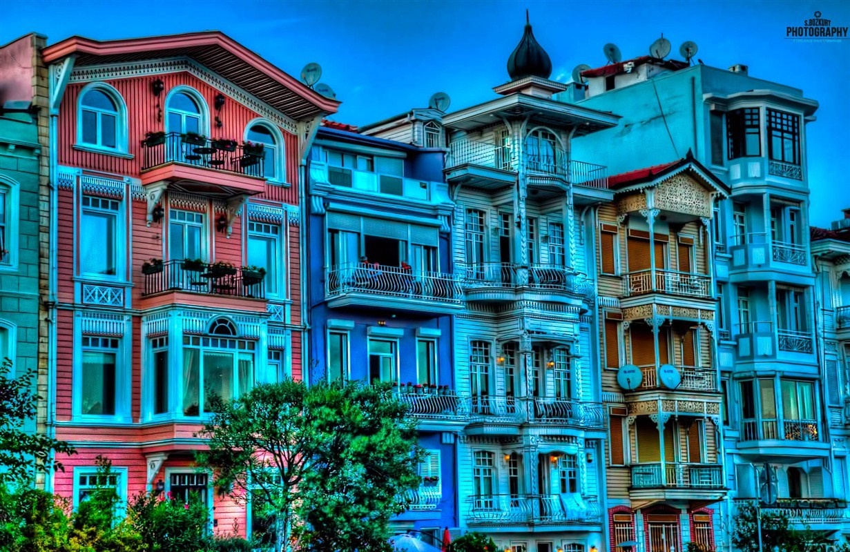 Colorful historic buildings in Istanbul, Turkey HD Wallpaper