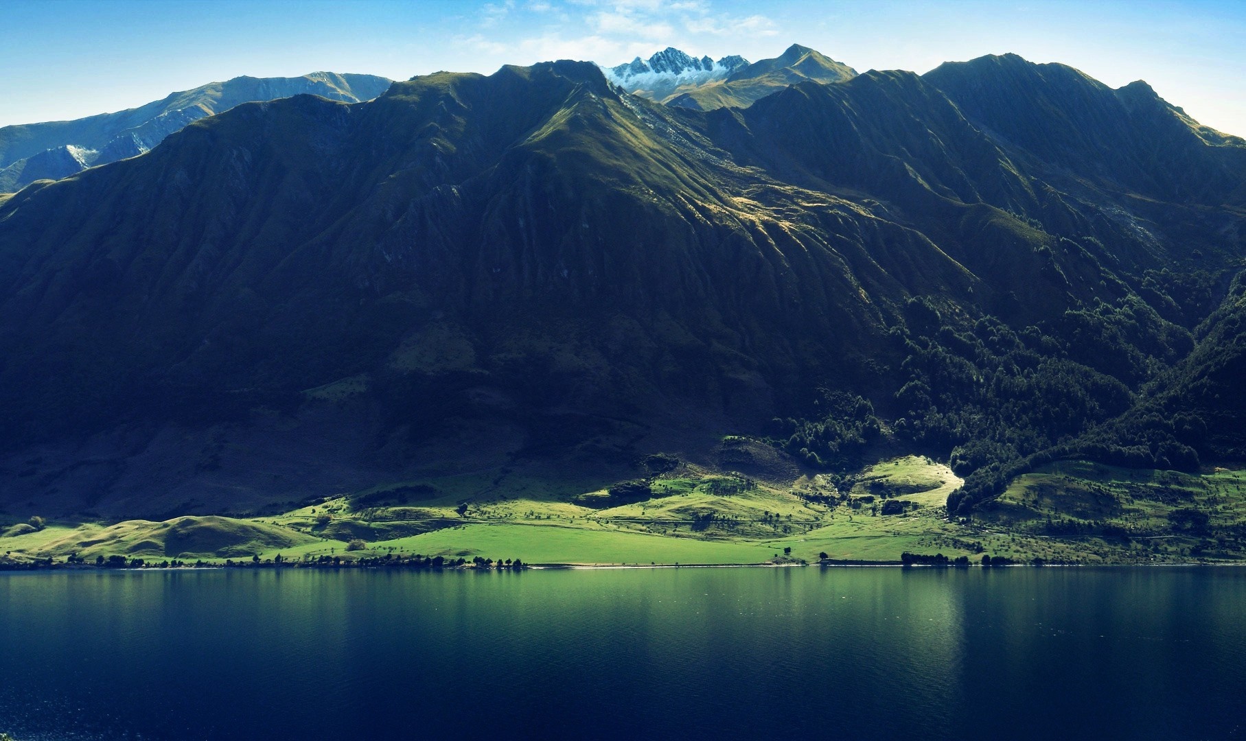 Mountain range reflected in a lake HD Wallpaper