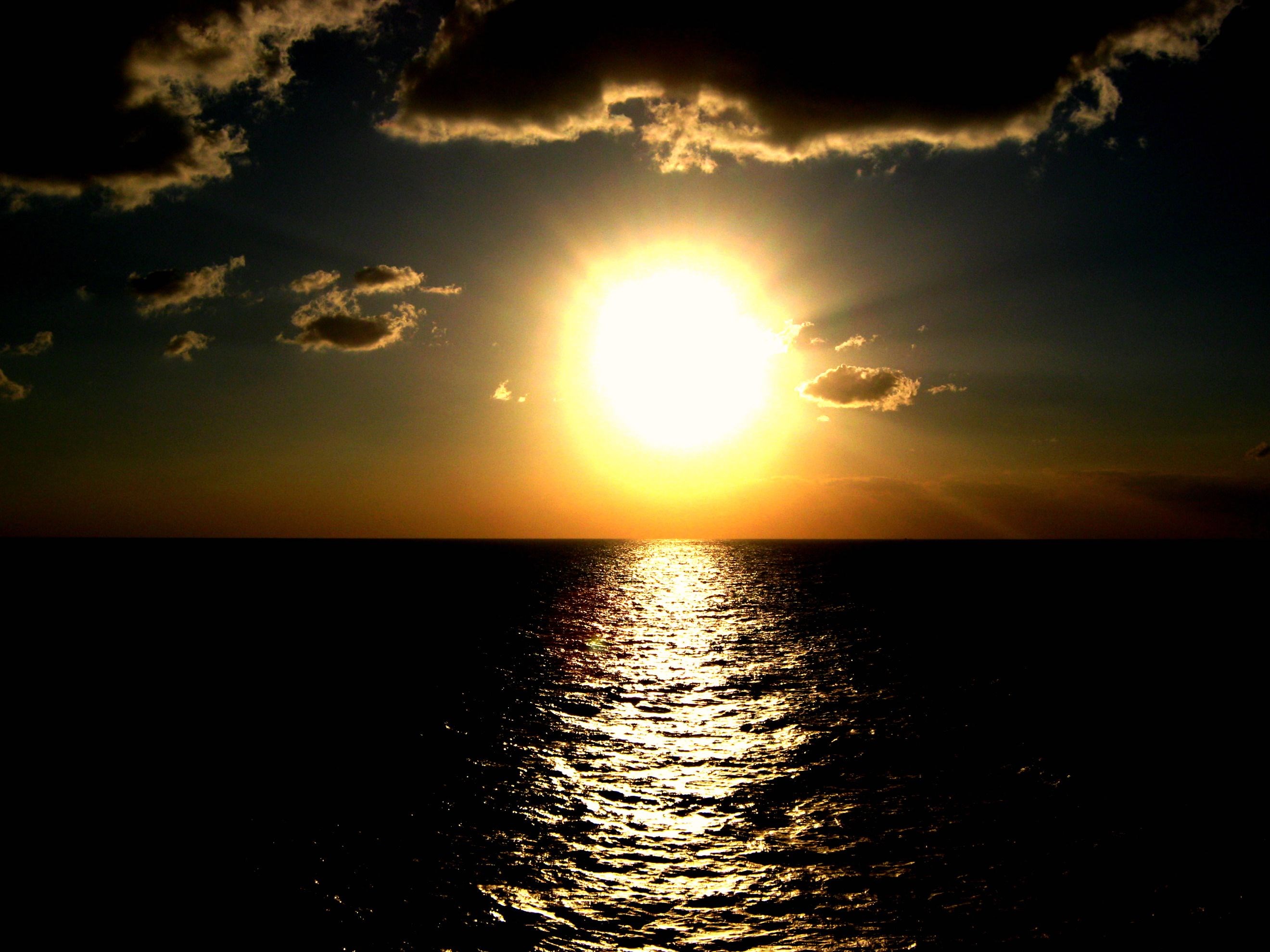 Sunset over the ocean with clouds HD Wallpaper