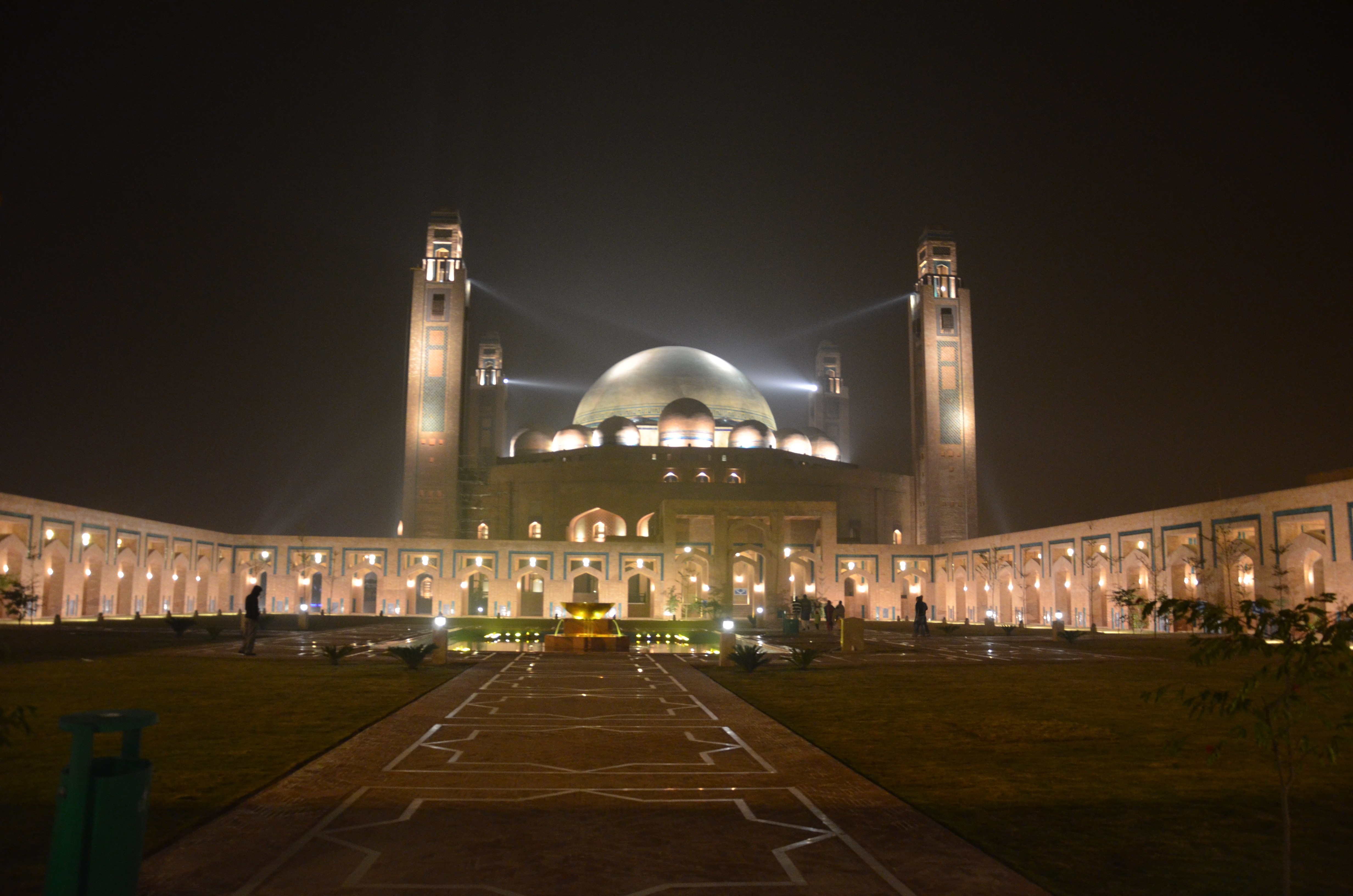 Mosque in Lahore, Pakistan at night HD Wallpaper