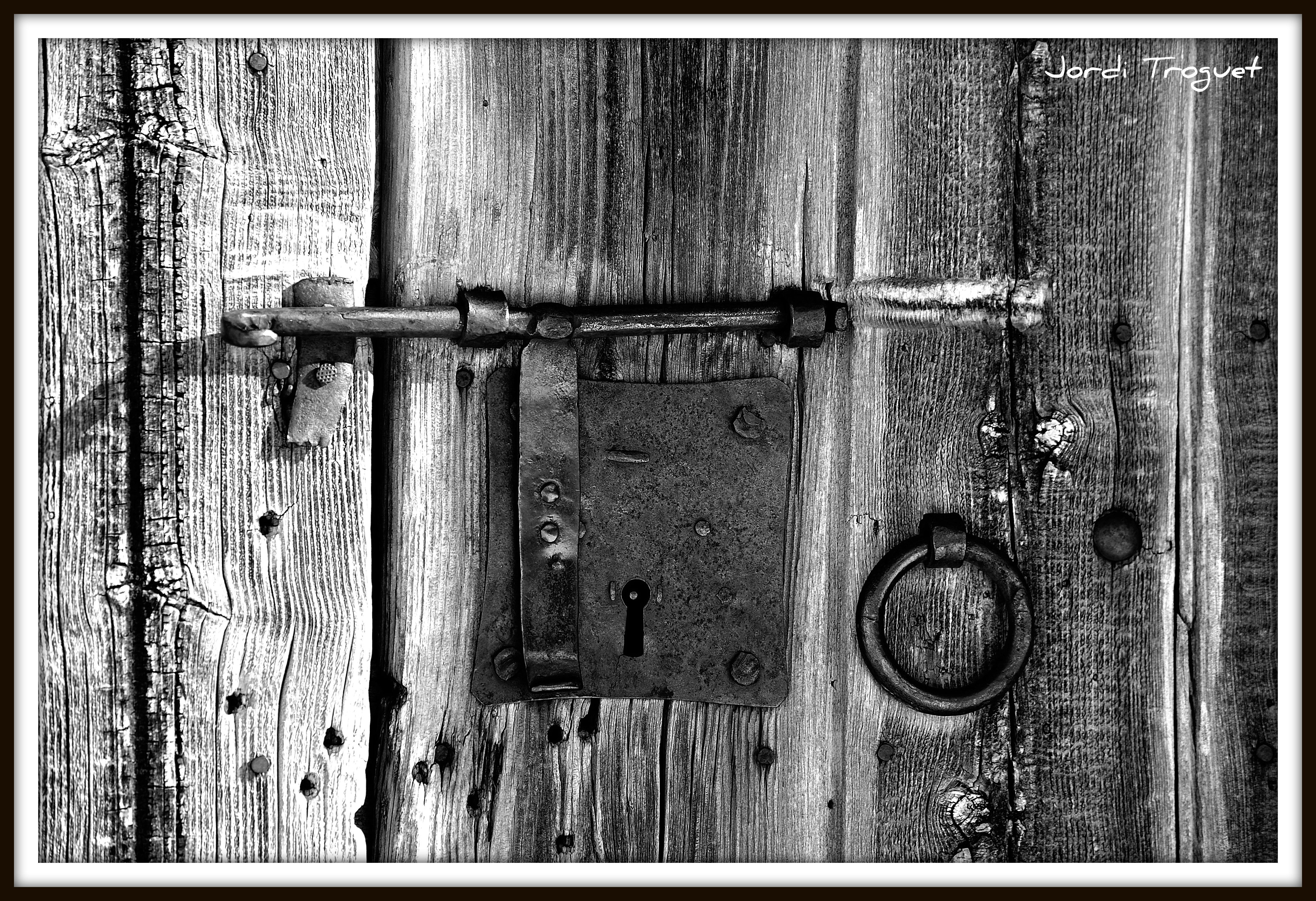Old wooden door with rusty lock and ring HD Wallpaper