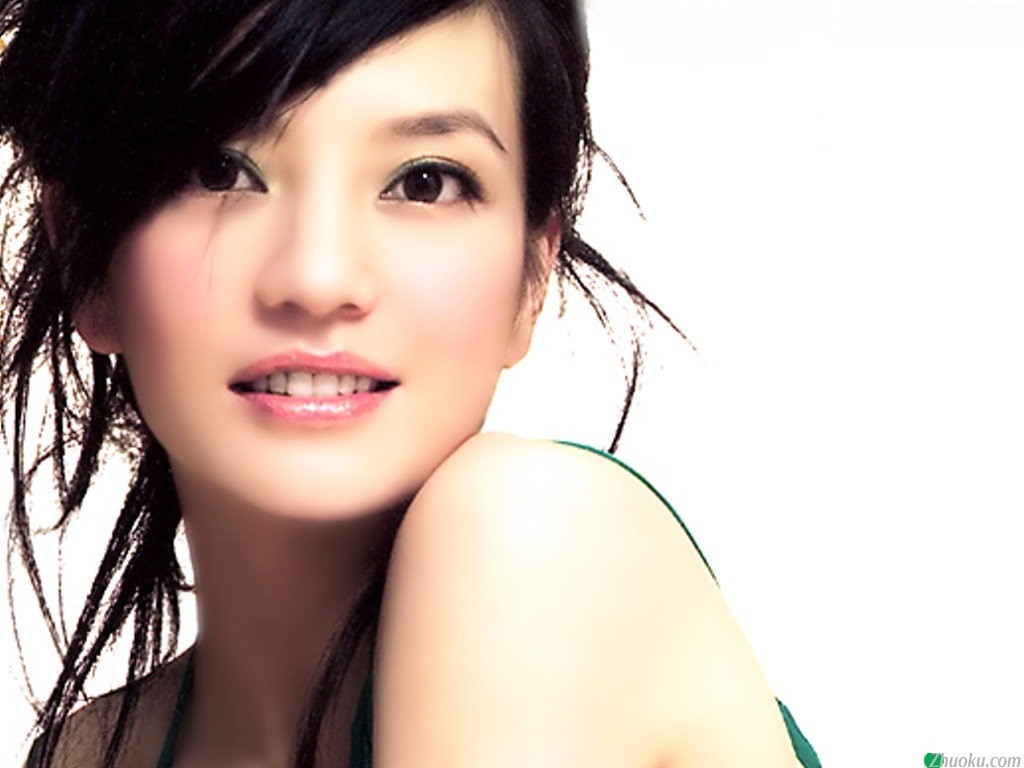 Close-up portrait of a young Asian woman with black hair HD Wallpaper