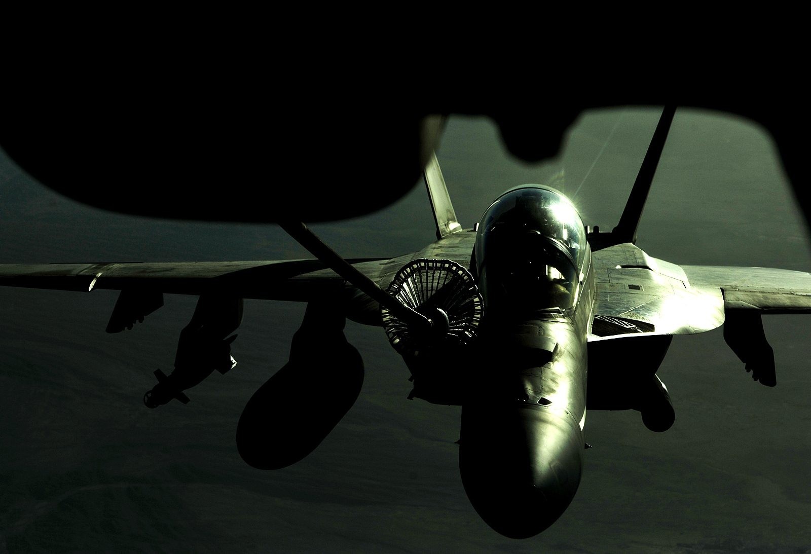 F/A-18F Super Hornet refueling in flight HD Wallpaper