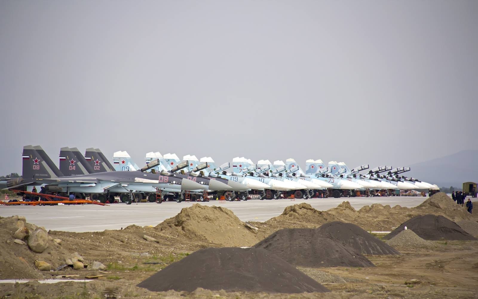 Russian Su-27 fighter jets lined up on tarmac HD Wallpaper
