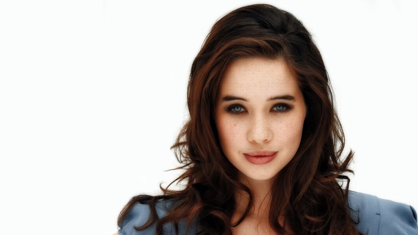 Anna Popplewell portrait with brown hair and freckles HD Wallpaper