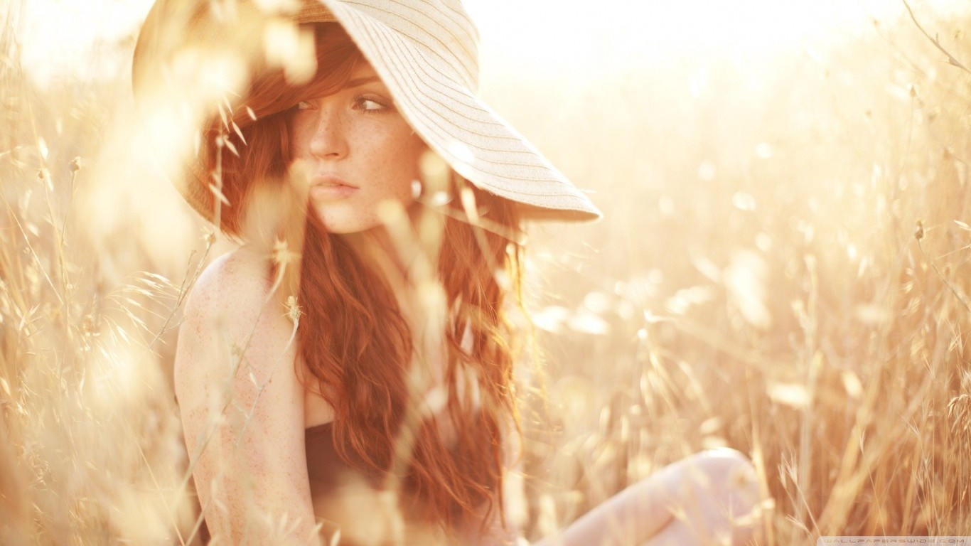 Redhead woman with freckles wearing a hat in a field HD Wallpaper