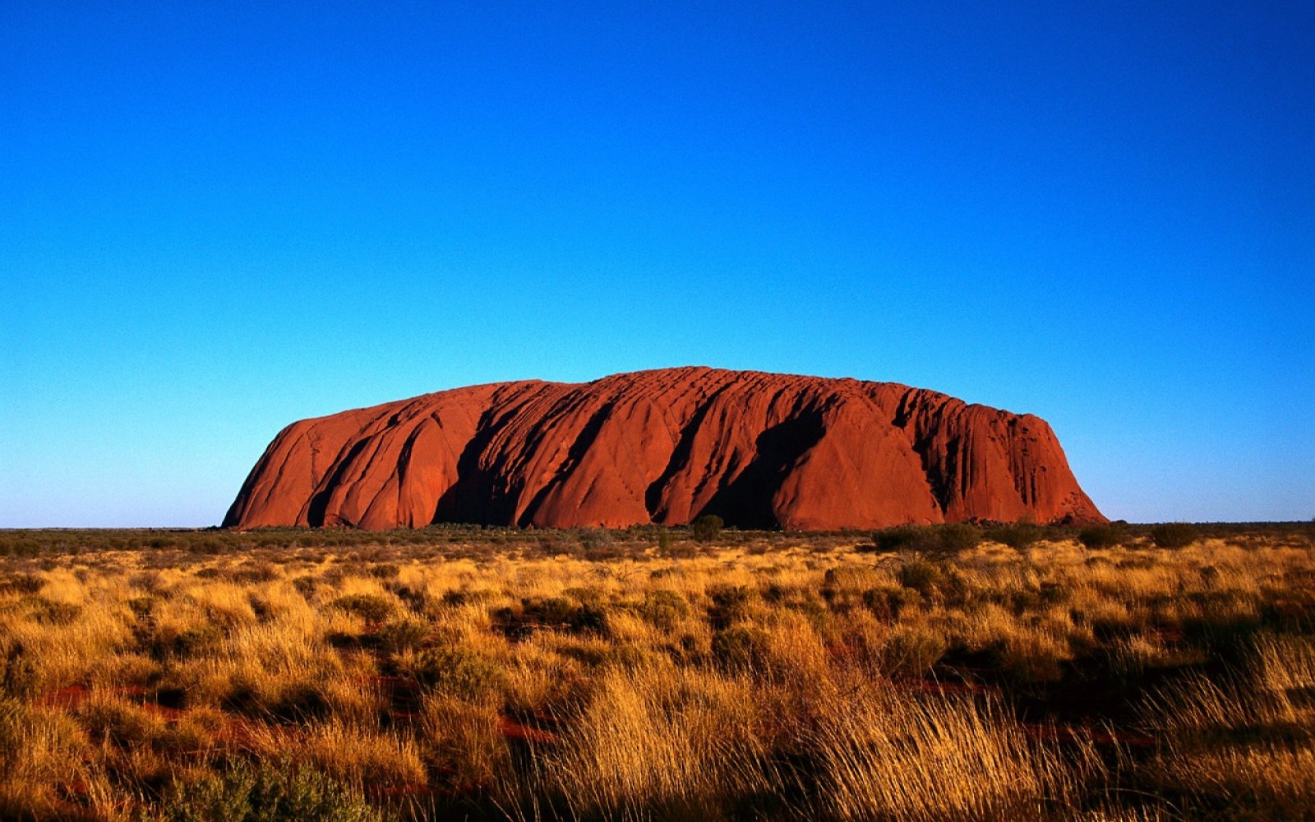Uluru (Ayers Rock) in the Australian Outback at sunset HD Wallpaper