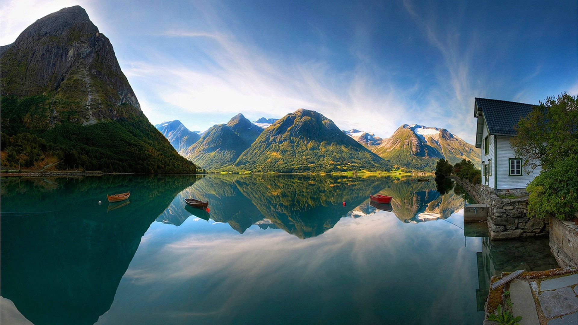 Lake reflection of mountains and a house in Norway HD Wallpaper