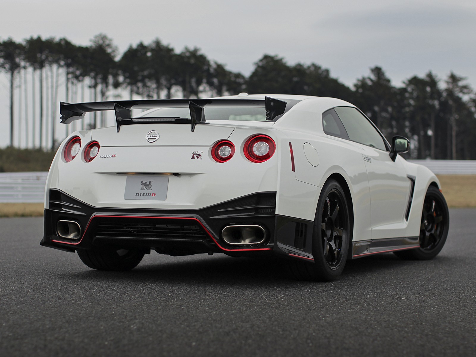 White Nissan GT-R Nismo with Rear Wing HD Wallpaper