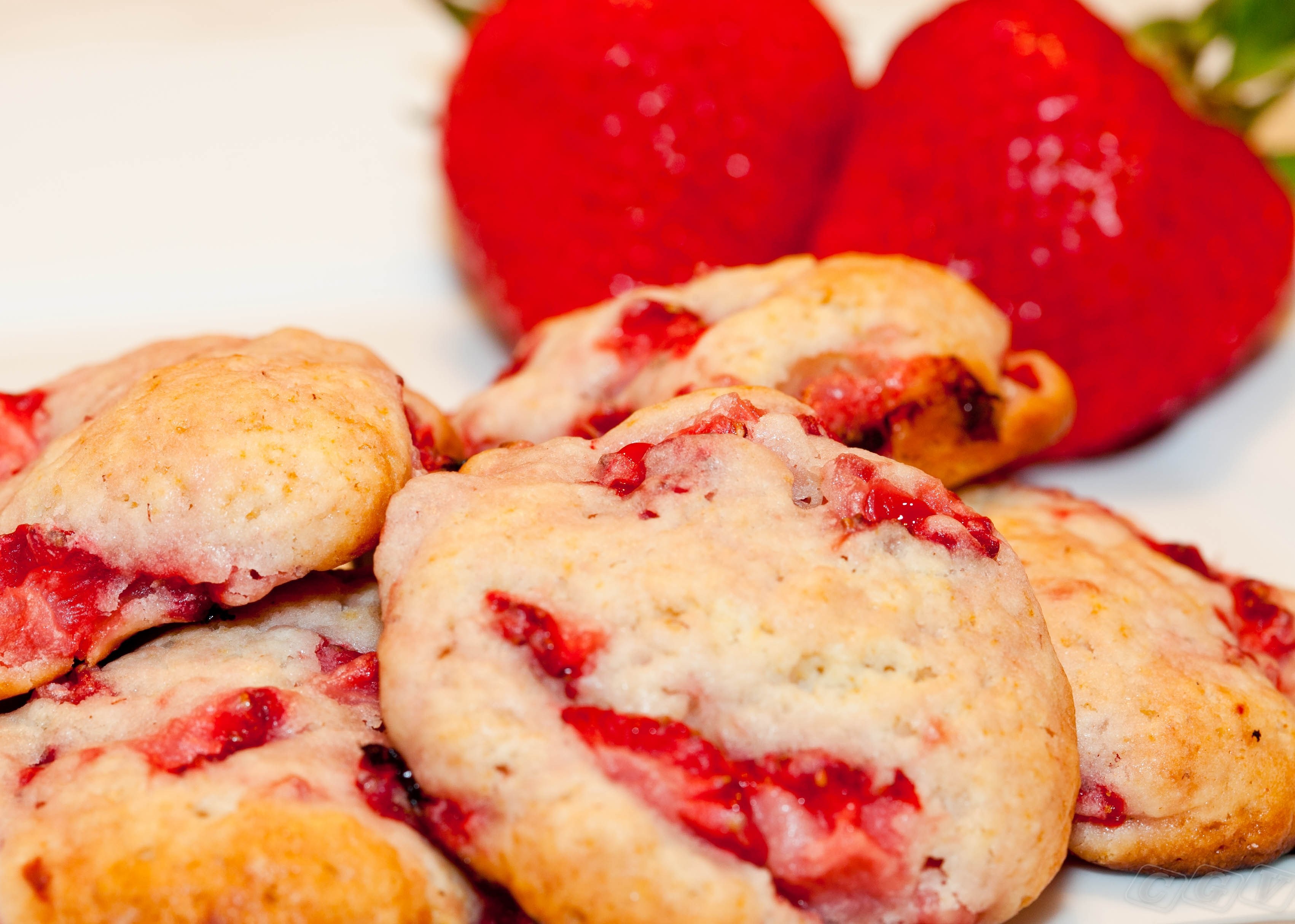 Strawberry scones with fresh strawberries HD Wallpaper