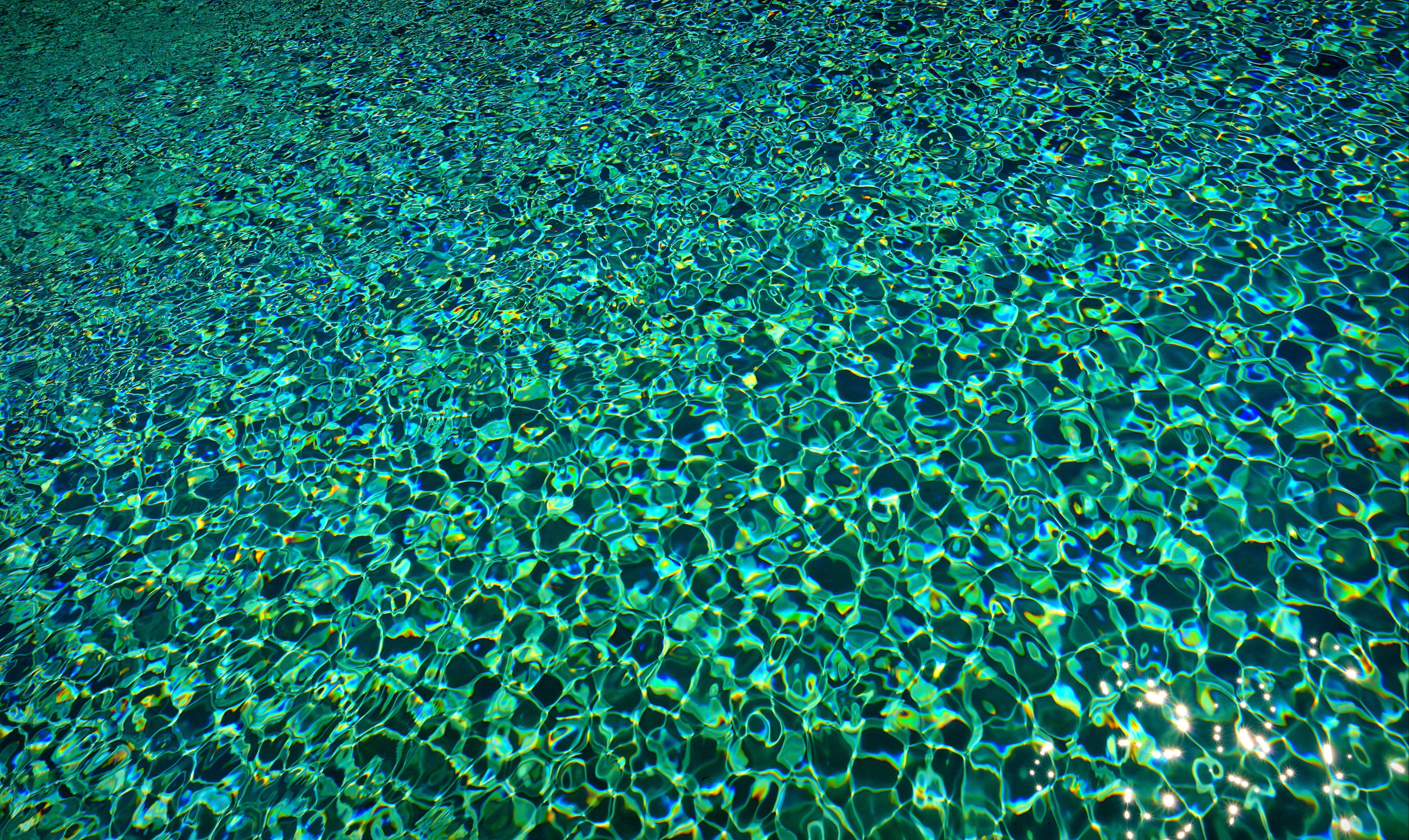 Sunlight on rippling turquoise water HD Wallpaper