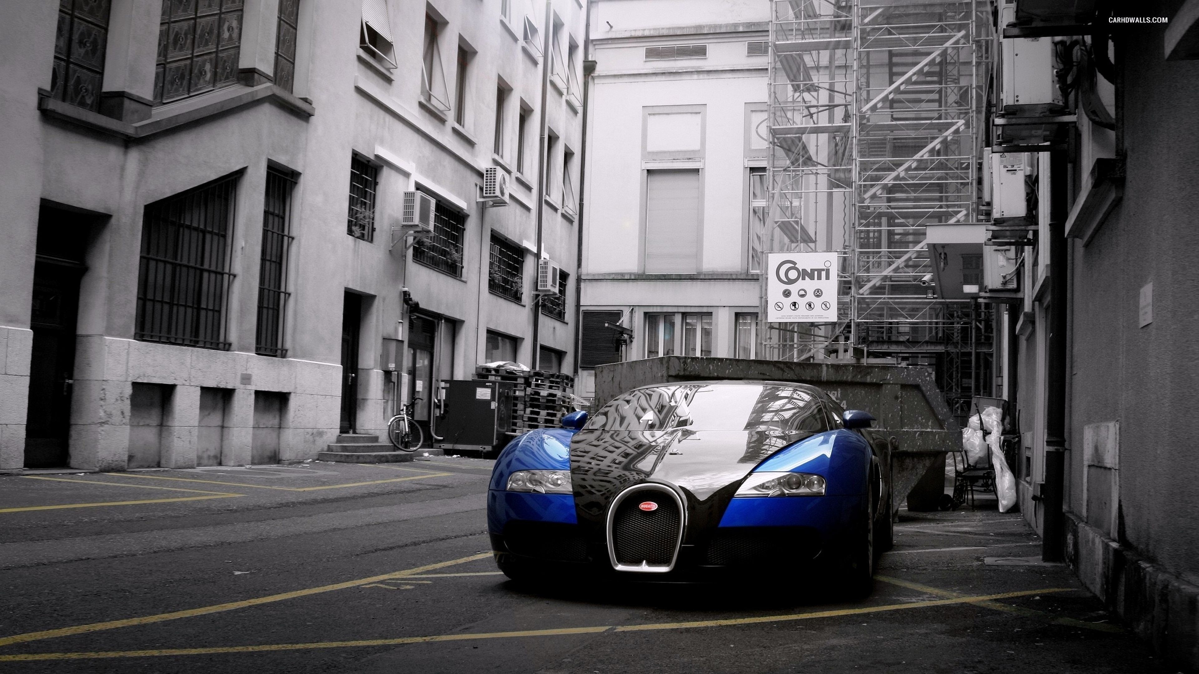 Blue Bugatti Veyron parked in alley HD Wallpaper