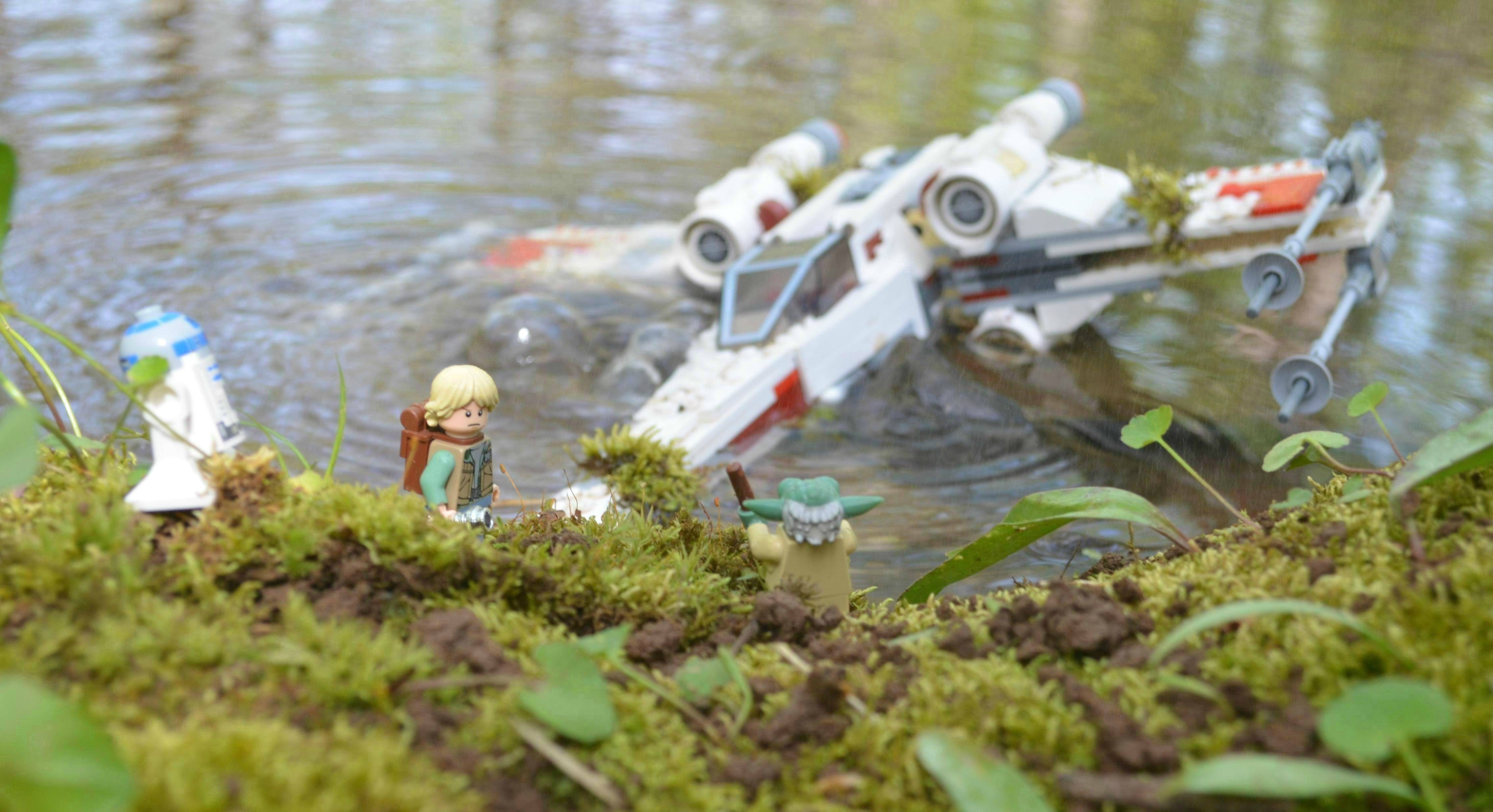 Luke Skywalker, R2-D2, and Yoda with crashed X-wing in water HD Wallpaper