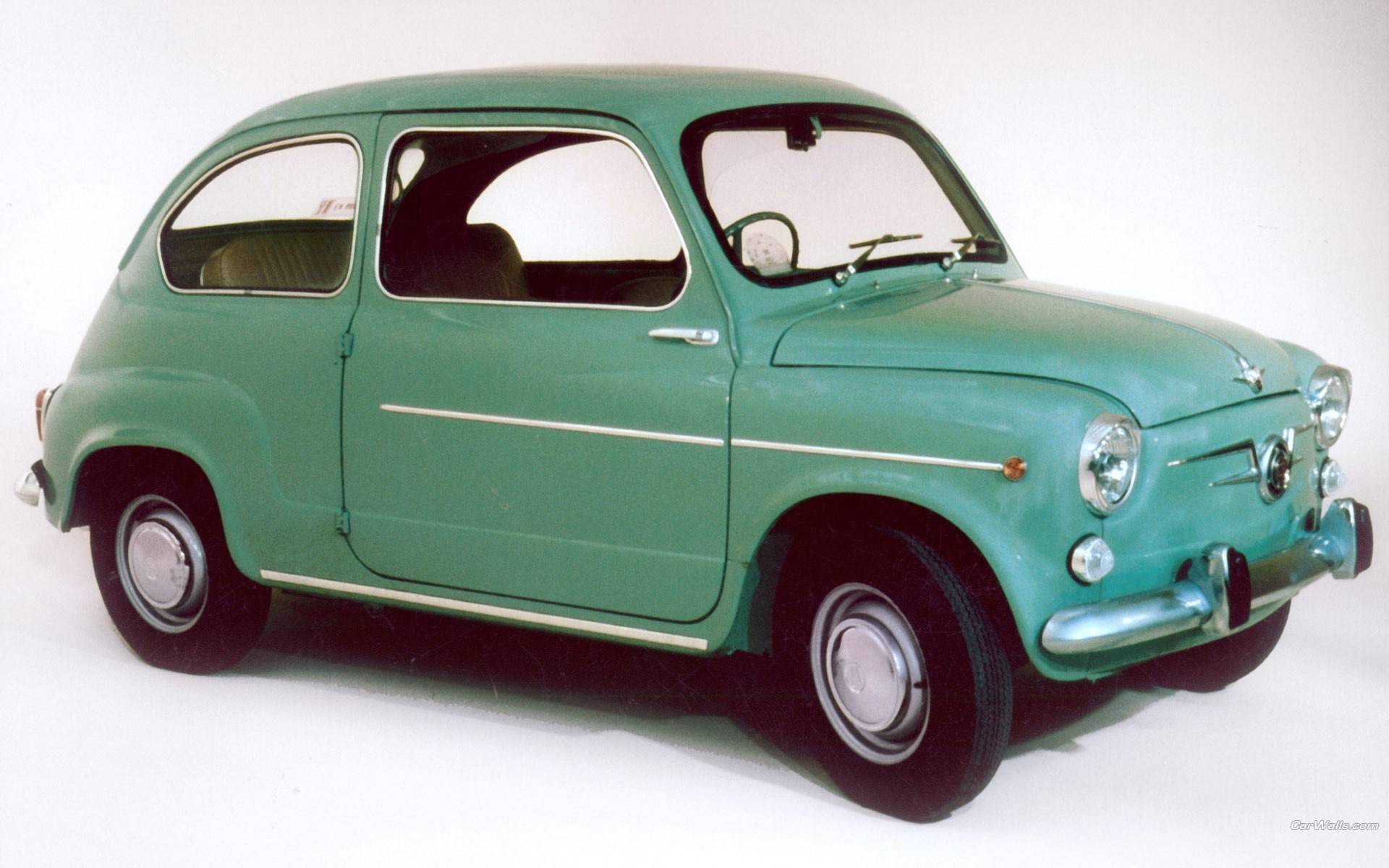Green Fiat 600 (Seat 600) antique compact car HD Wallpaper